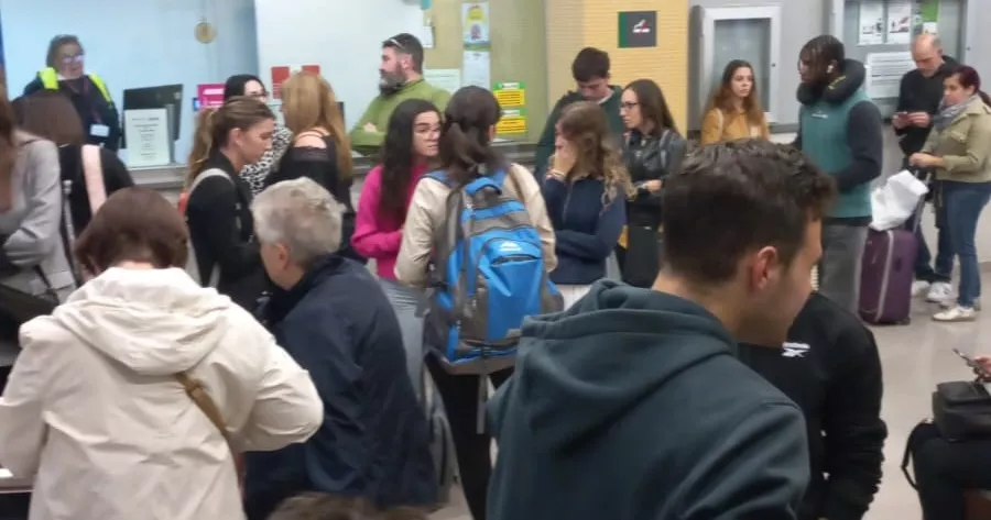 Viajeros en espera del tren en la estación de Monzón