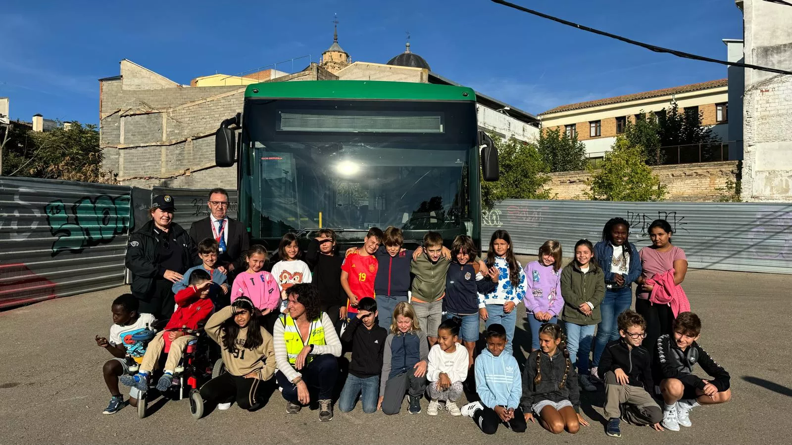 Alumnos del colegio Sancho Ramírez de Huesca han abierto las charlas de la Semana de la Movilidad en el autobús urbano. 