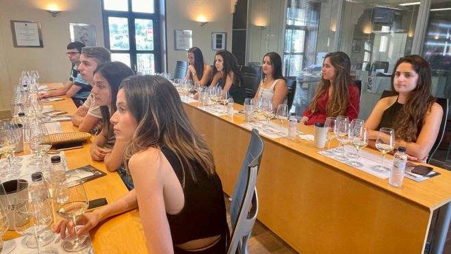 Una imagen inhabitual, jóvenes ante la liturgia de las copas de vino del Somontano. Una imagen inhabitual, jóvenes ante la liturgia de las copas de vino del Somontano.