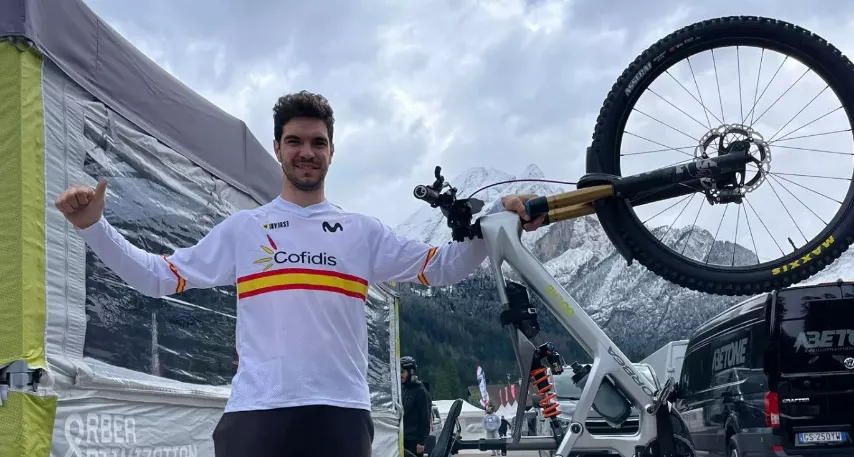 Gabriel Torralba, en Italia con su Orbea Rise.