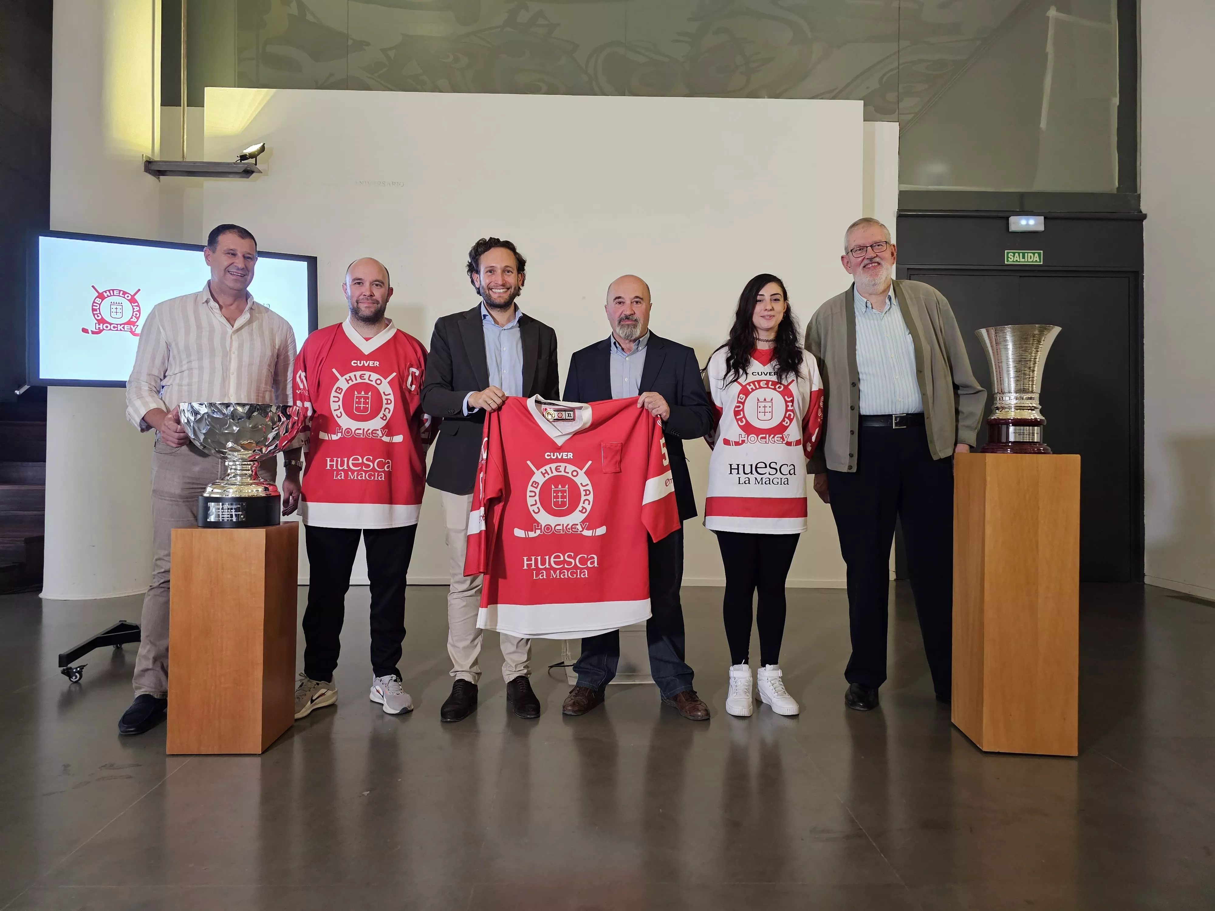 Isaac Claver, presidente de la DPH, posa junto a Antonio Betrán, presidente del Club Hielo Jaca y sus capitanes.