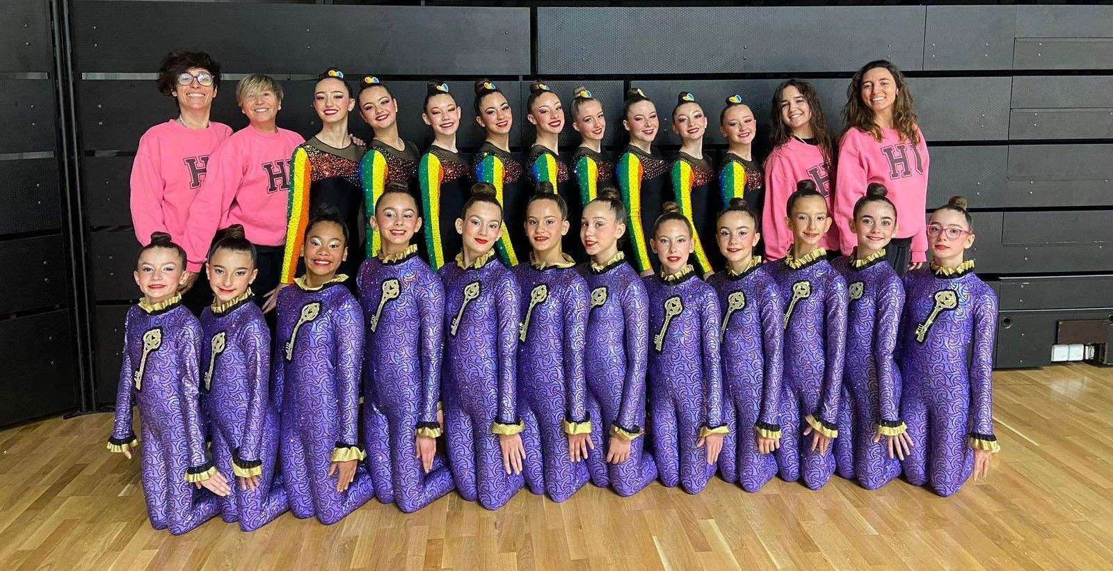 El conjunto Prom y Las Llaves posan junto a las entrenadoras en Graz.