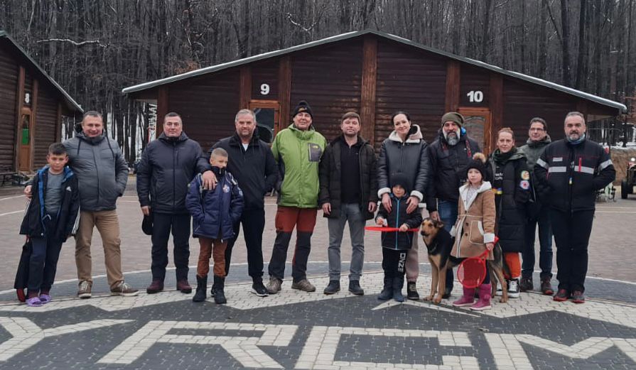 Fotografía de la expedición oscense en un pueblo de Ucrania