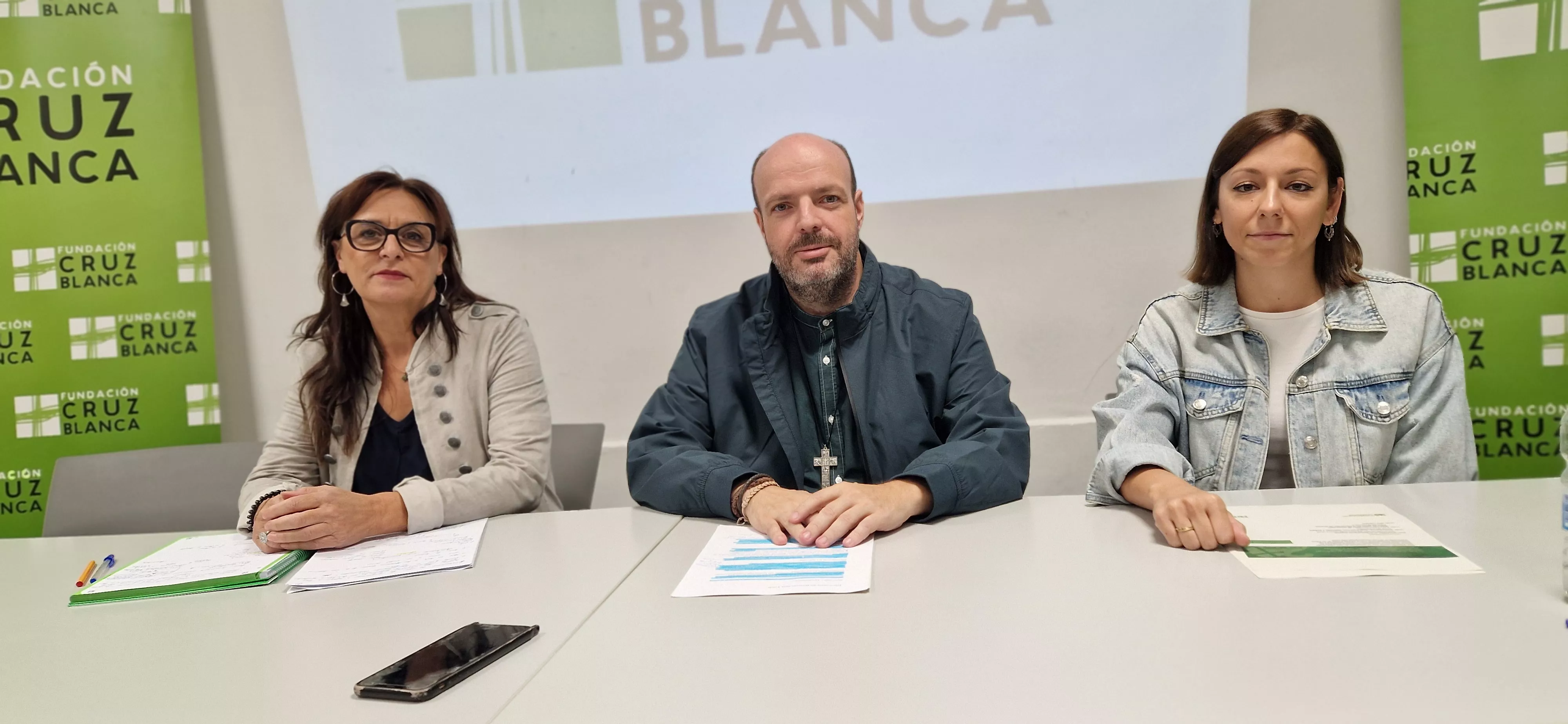 María Jesús Cajal, Juan Tomás y Bárbara Esteban han presentado el 20 aniversario de la Fundación Cruz Blanca. Foto Myriam Martínez