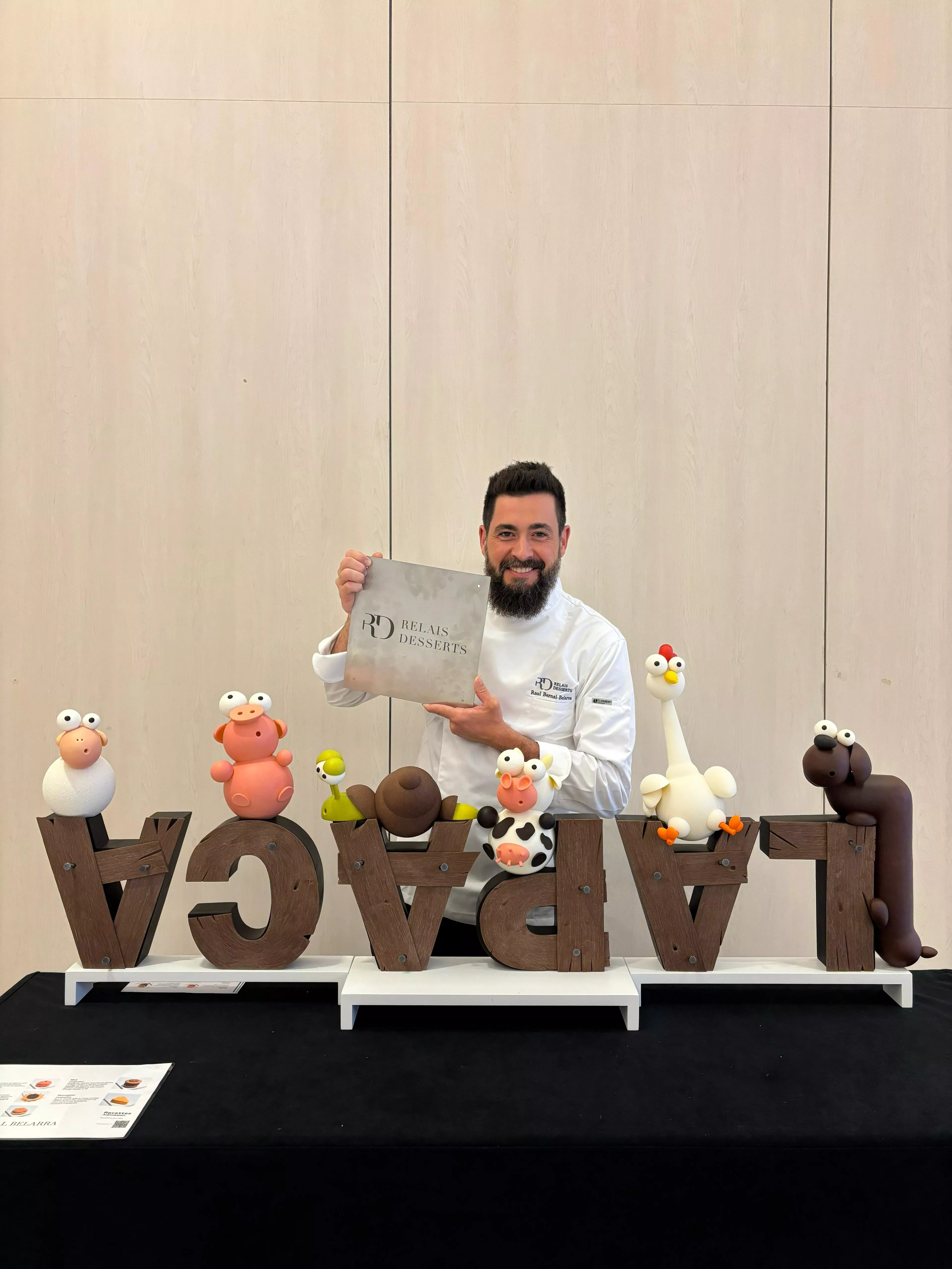 Raúl Bernal en el seminario en las afueras de París con el nombre de Lapaca invertido y animales encima, un sello muy personal