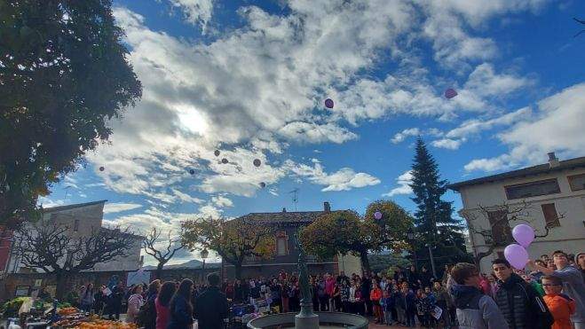 Los estudiantes participan en los actos contra la violencia de género en Benabarre Los estudiantes participan en los actos contra la violencia de género en Benabarre