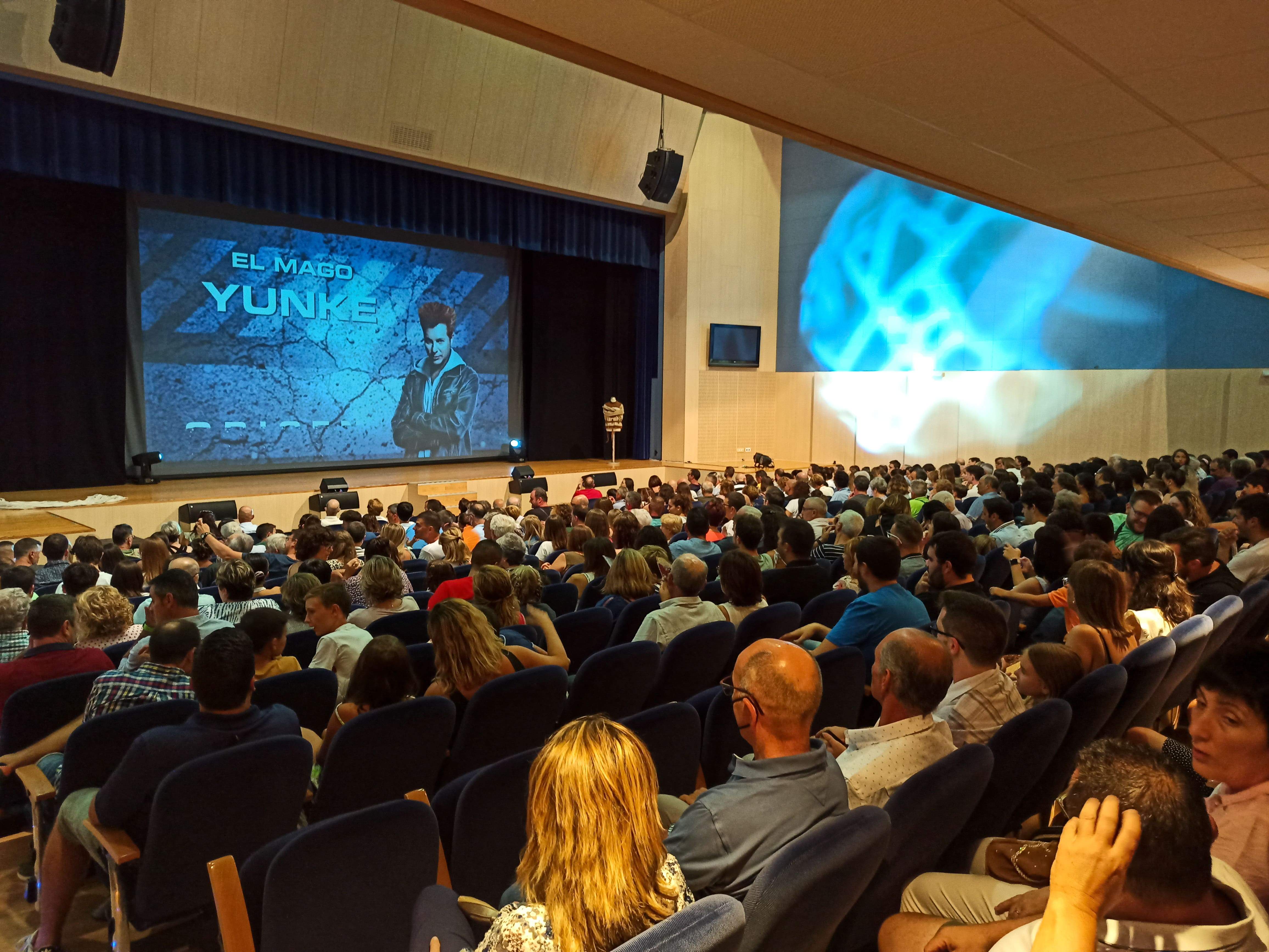 Actuación del Mago Yunke en el Festival Vino Somontano. AUTOR JAVIER BARDAJÍ