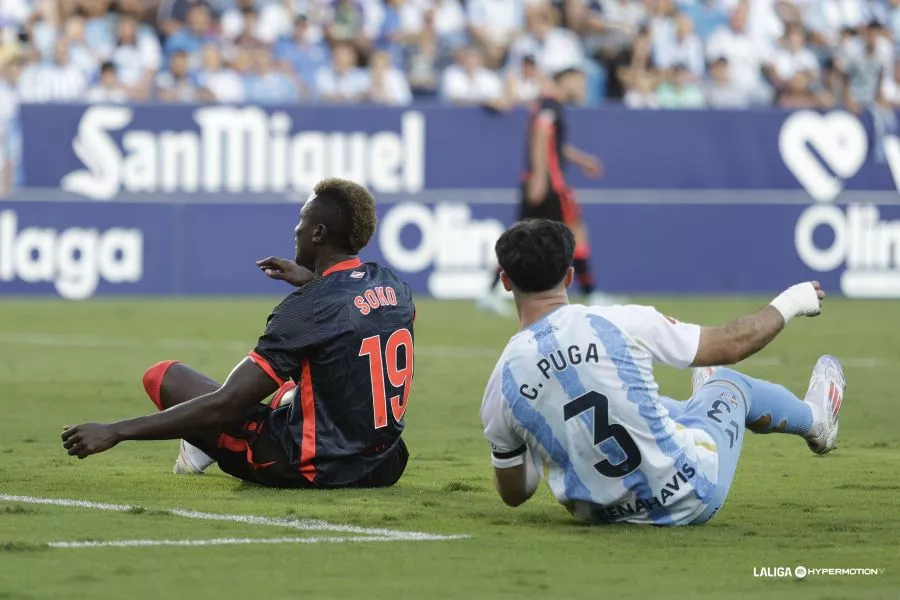 Soko, sentado en el césped de La Rosaleda, en la última derrota de los azulgranas. SD Huesca: más de 1.000 días sin remontar un partido de fútbol Foto: LaLiga