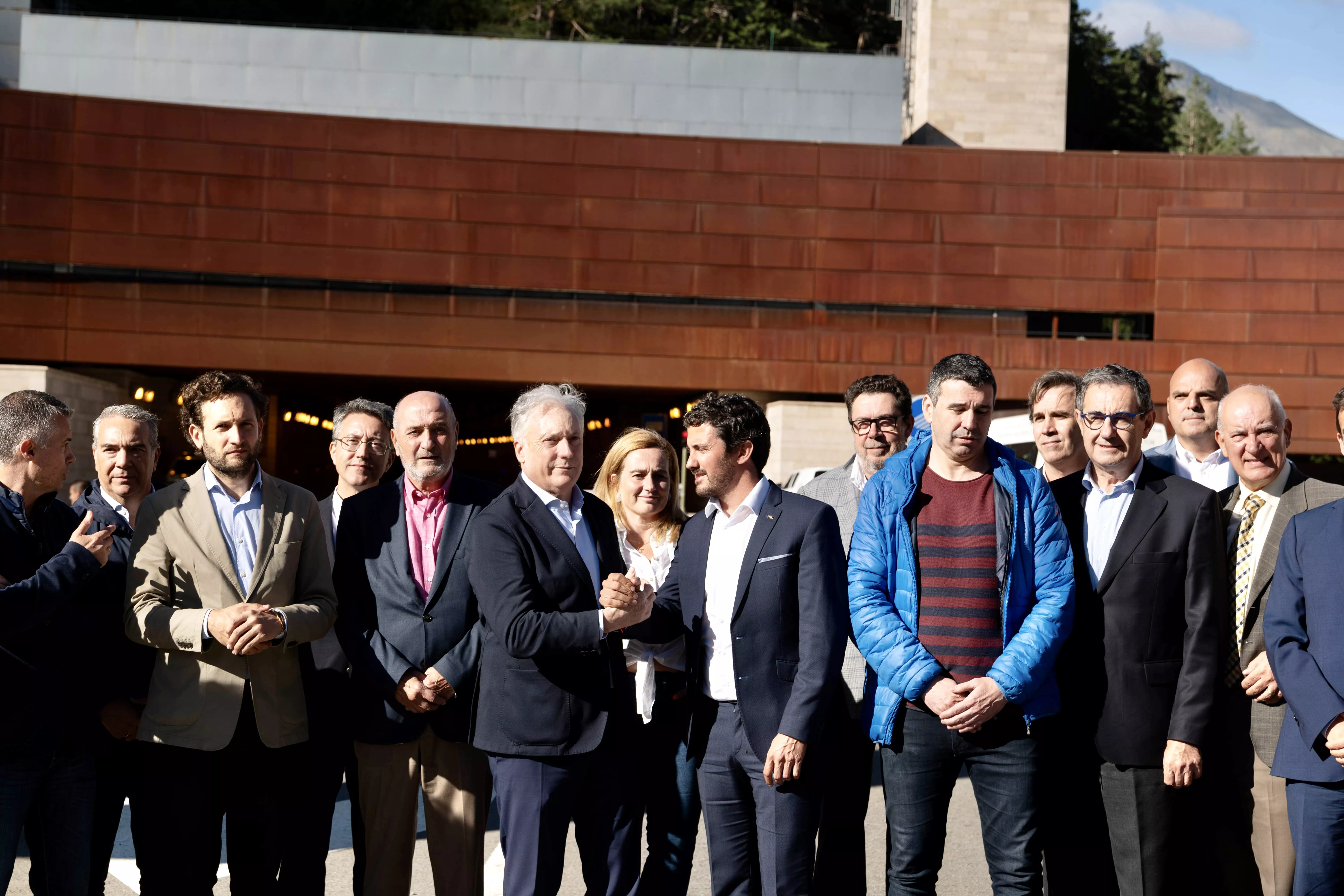 El Pirineo aragonés y el francés exigen en Canfranc que se recupere cuanto antes el paso fronterizo del Somport.