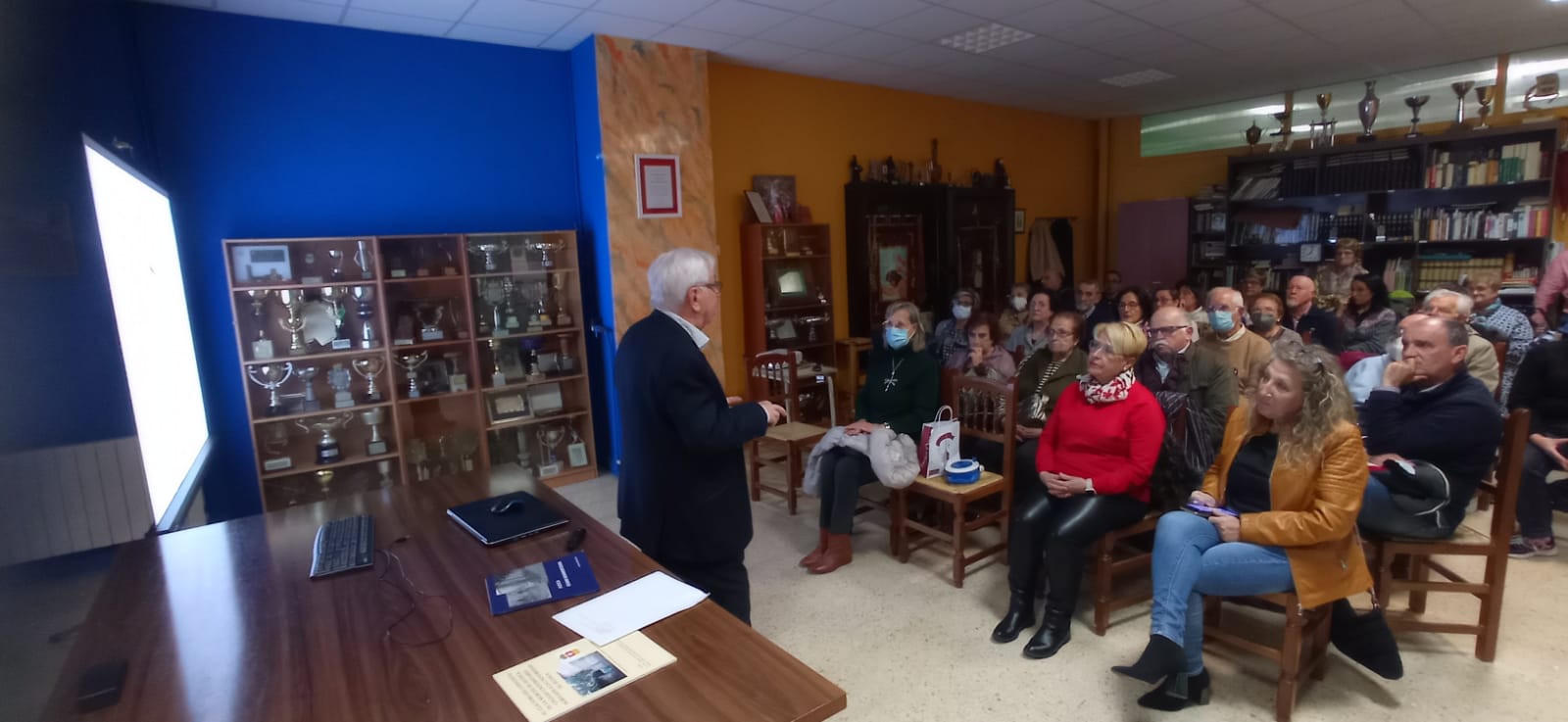Antonio Naval Más, en su conferencia en la Asociación de Vecinos del Barrio de San Lorenzo Antonio Naval Más, en su conferencia en la Asociación de Vecinos del Barrio de San Lorenzo