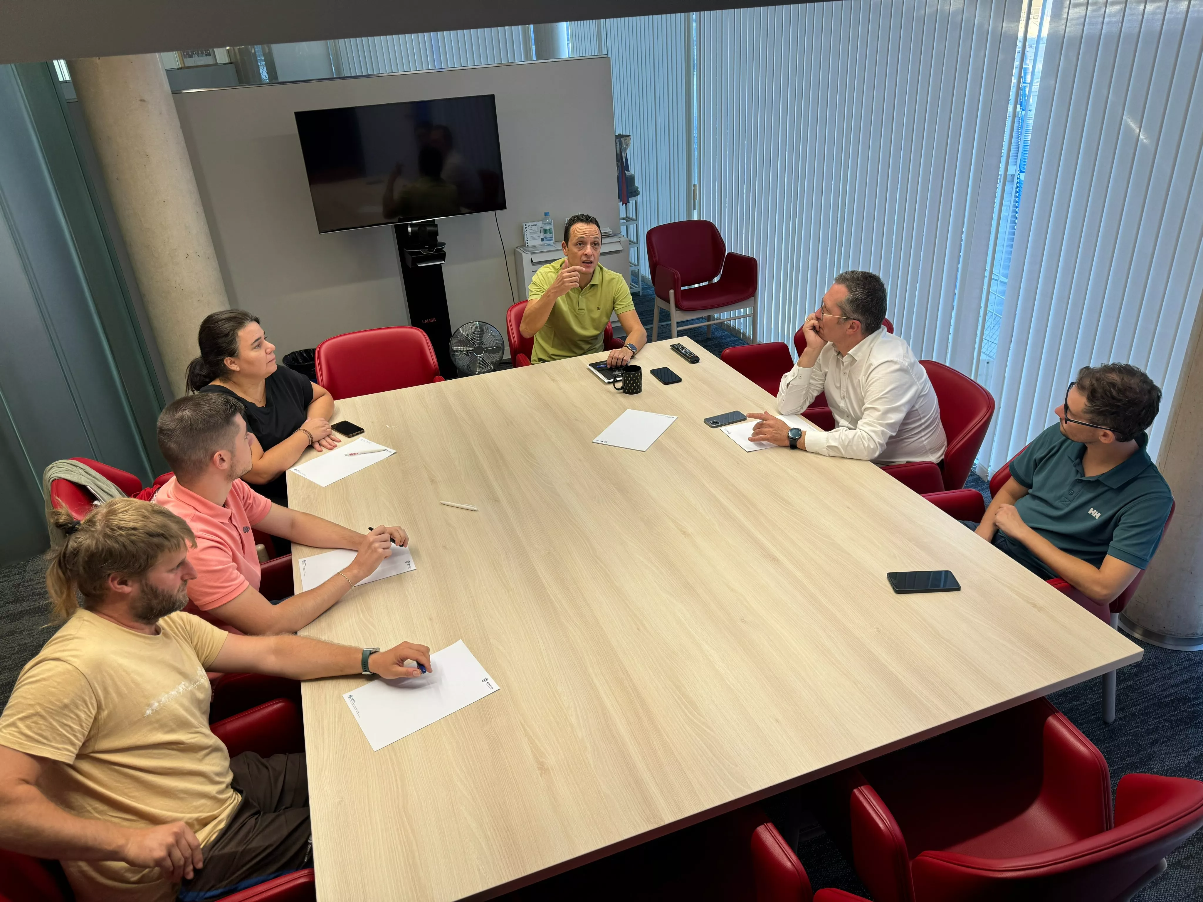 Aineto y Zamora, reunidos con varios aficionados del Huesca.