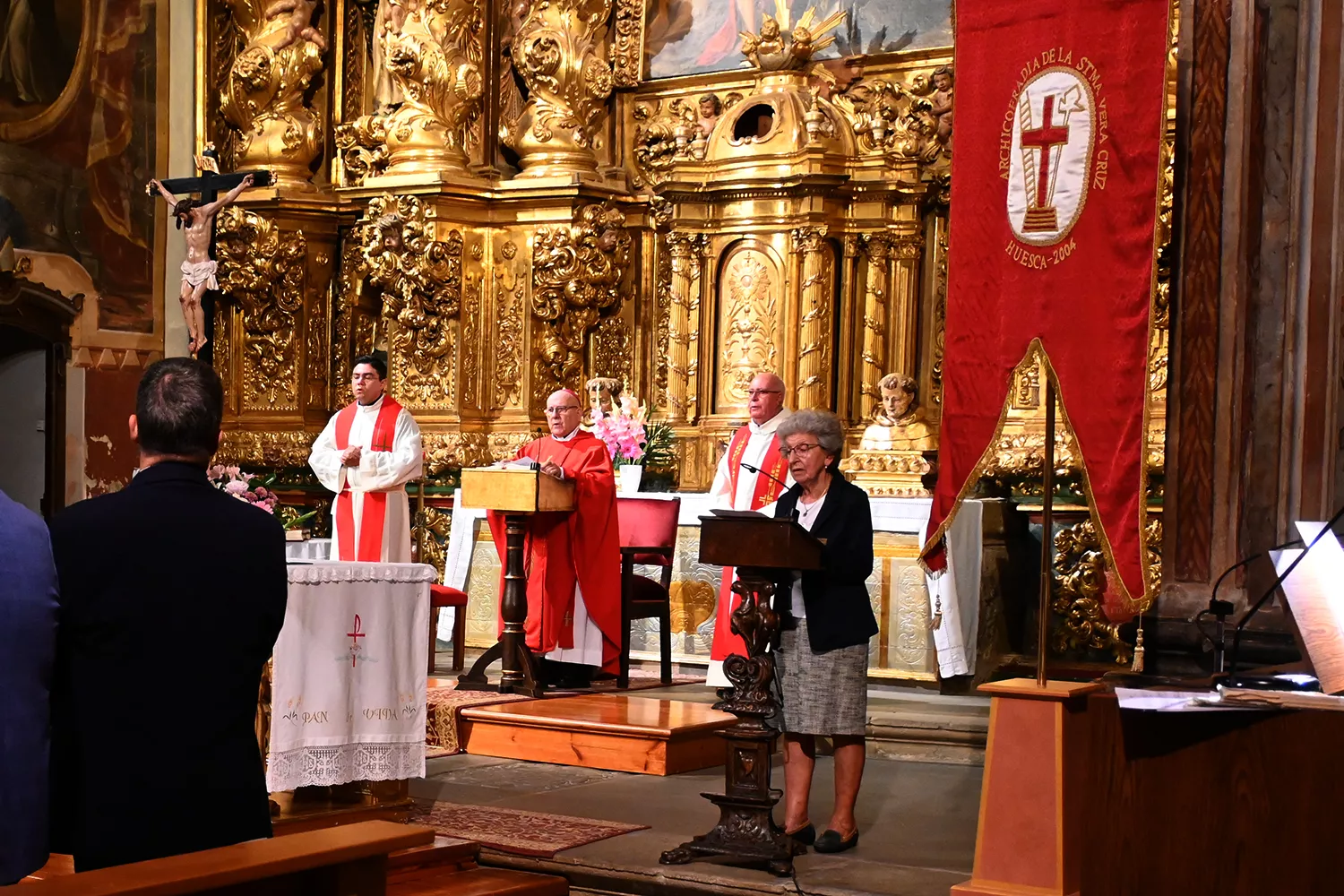 Loren Lairla en una de las lecturas con el administrador apostólico de la Diócesis y sus compañeros oficiantes de la fiesta de la Archicofradía en Santo Domingo y San Martín. Foto Carlos Jalle
