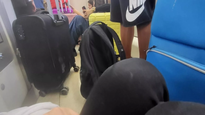 Jóvenes sentados en los pasillos Jóvenes sentados en los pasillos