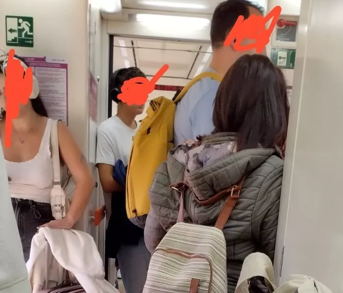 Personas hacinadas entre vagones