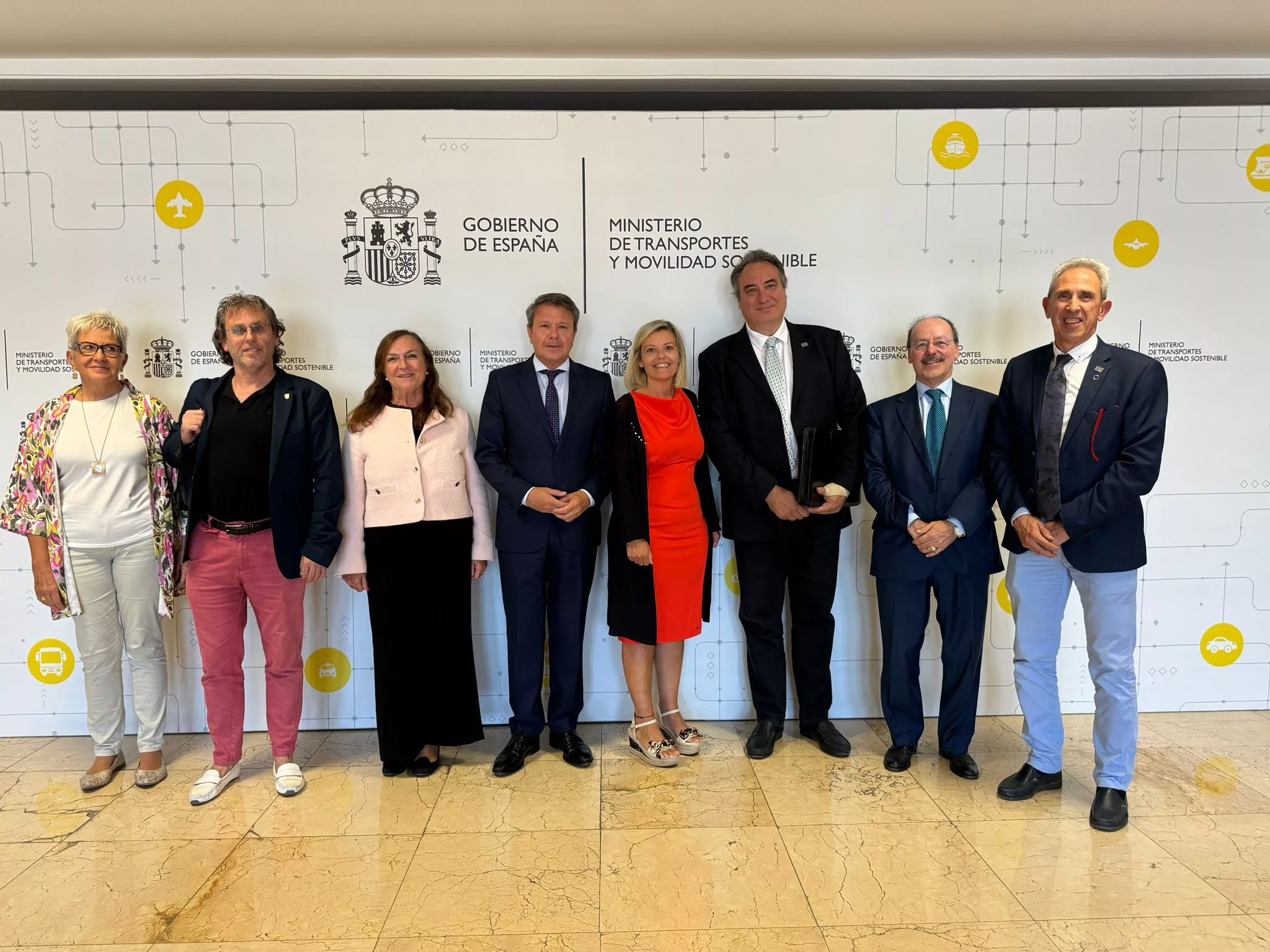 José Antonio Santano con representantes empresariales de Huesca