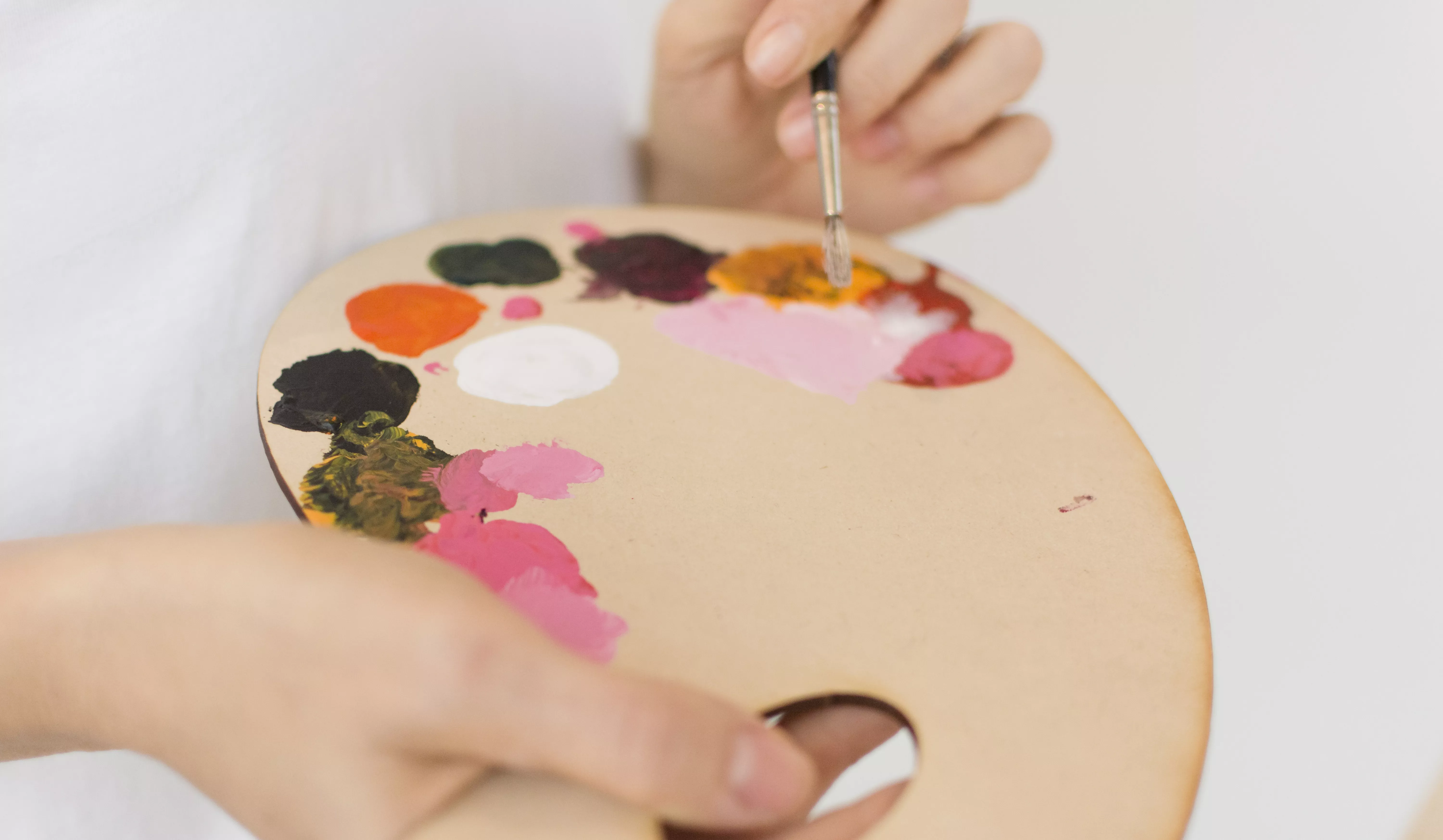 A través de las diferentes herramientas artísticas como la pintura se ofrece un espacio de expresión artística y creativa. 