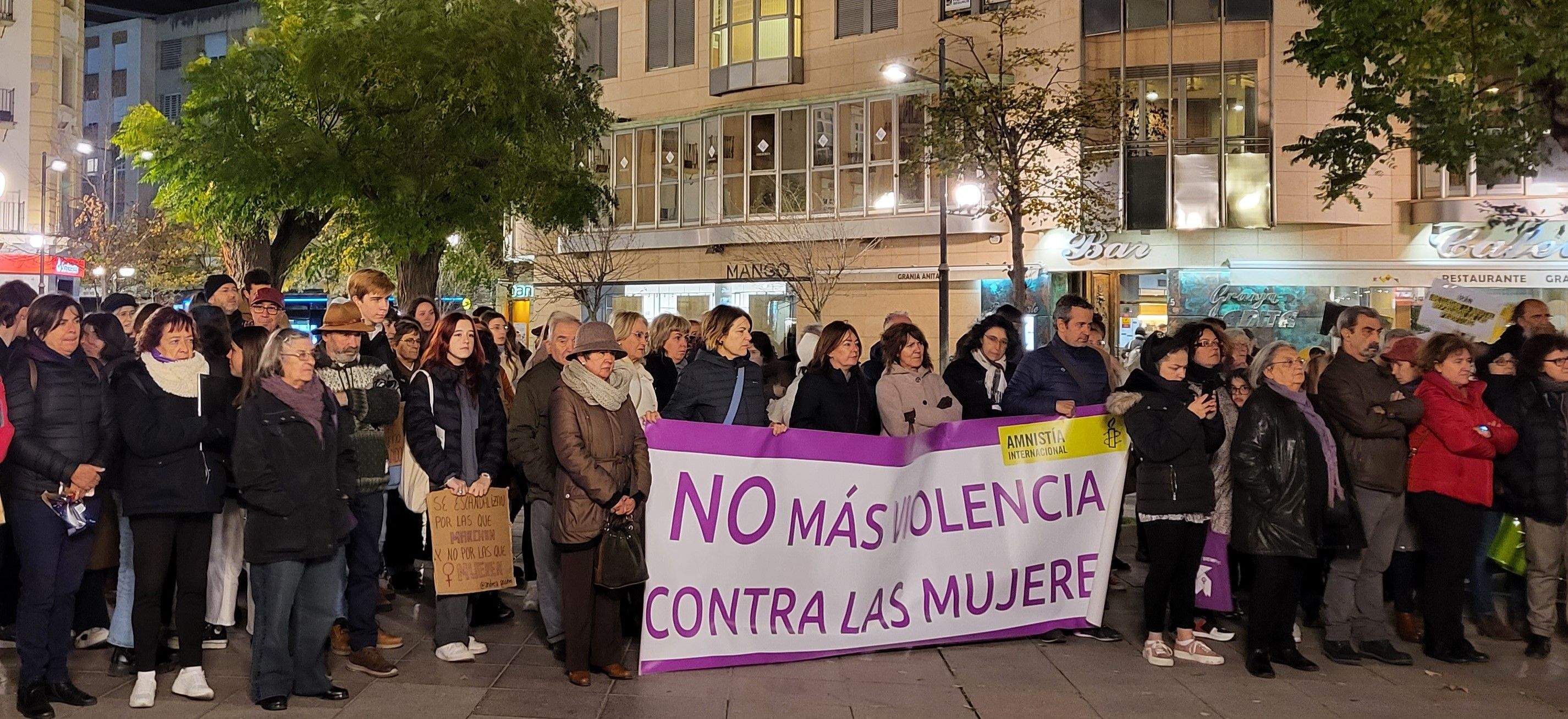 Concentración por el fin de la violencia contra las mujeres en Huesca
