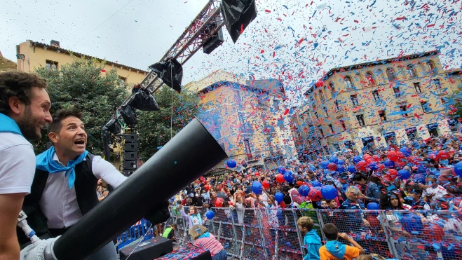 El confeti azul y rojo lanzado a la plaza a través de un cañón. El confeti azul y rojo lanzado a la plaza a través de un cañón.