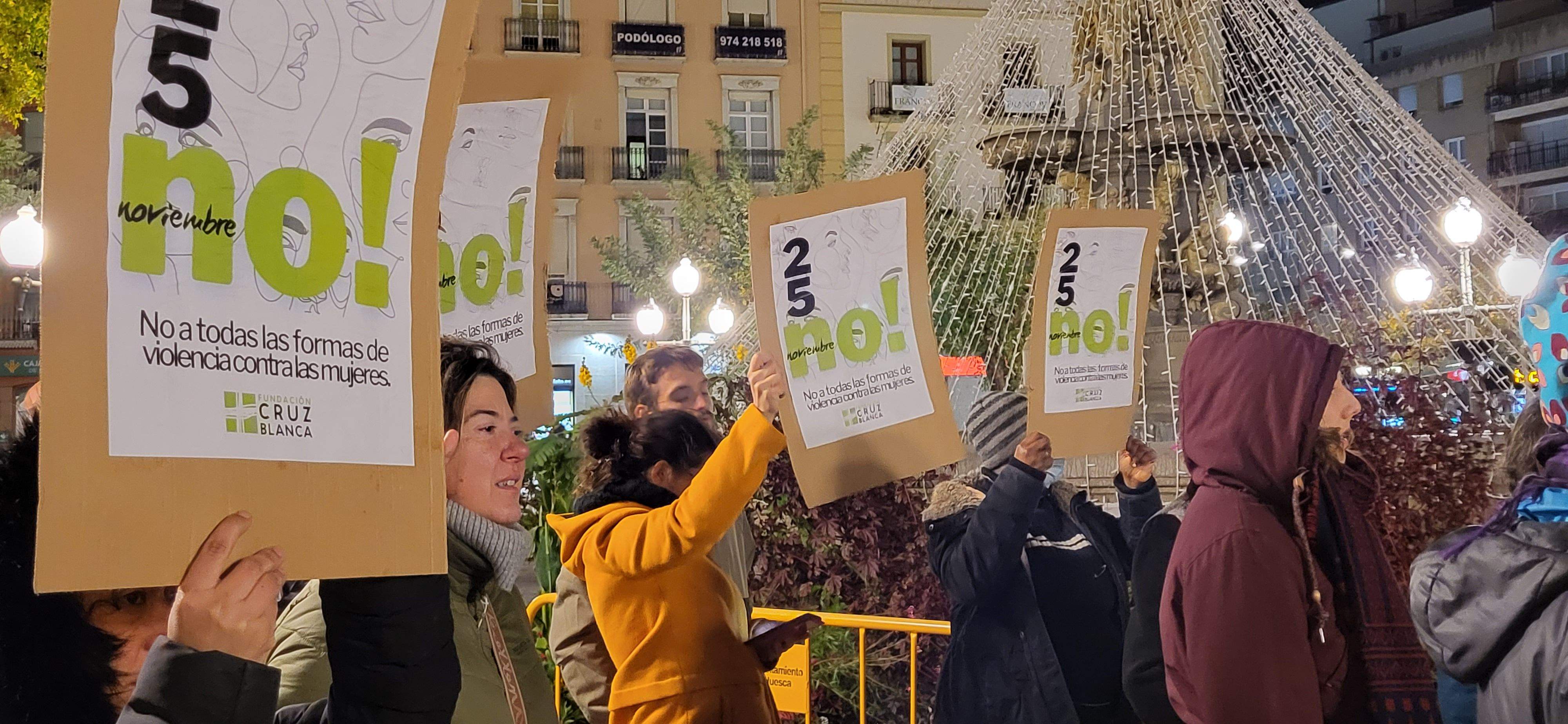 Concentración por el fin de la violencia contra las mujeres en Huesca