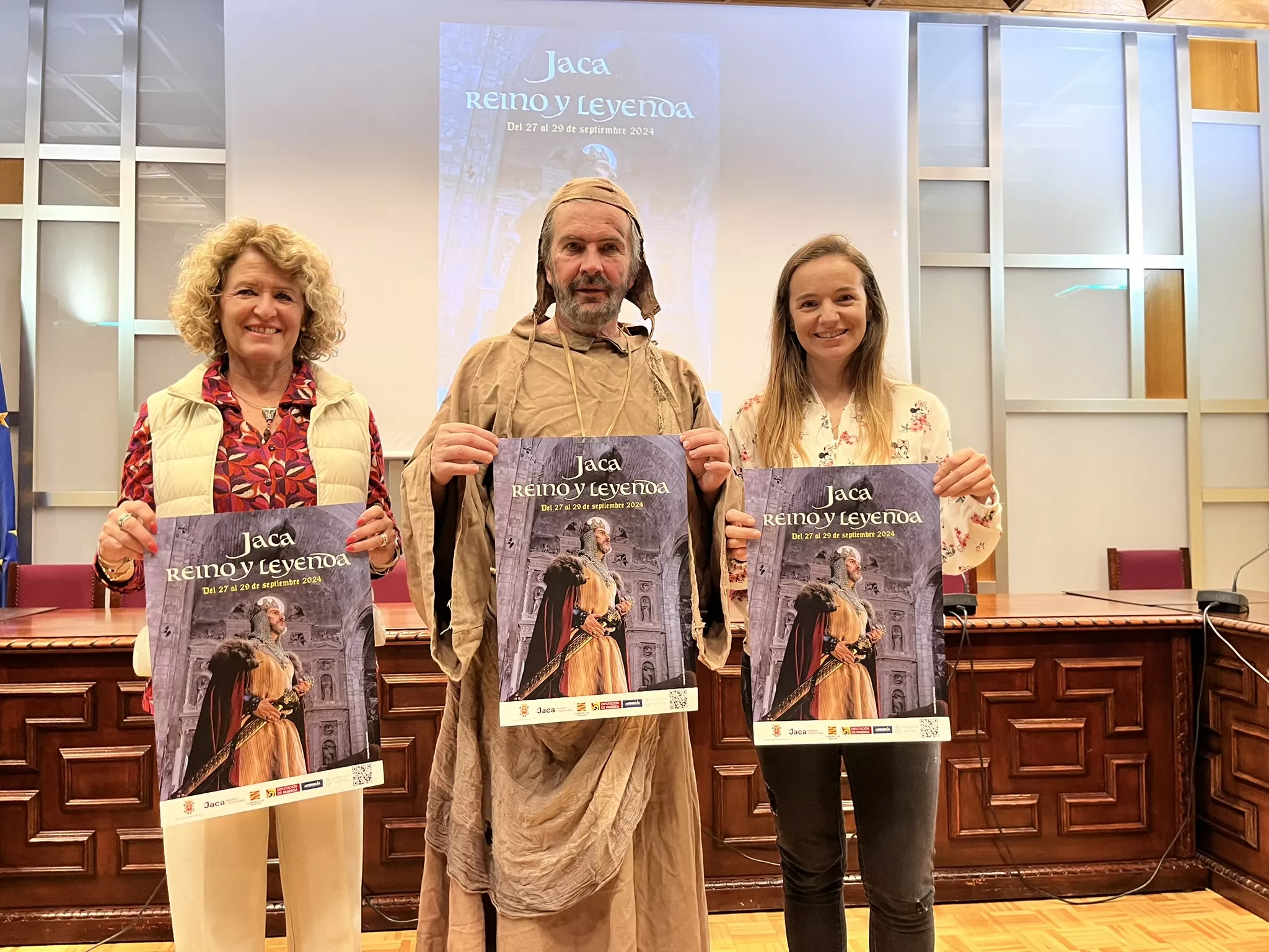 María José Jarne, Toño L'Hotellerie y Lucía Guillén el la presentación de las jornadas del Reino de Aragón en Jaca