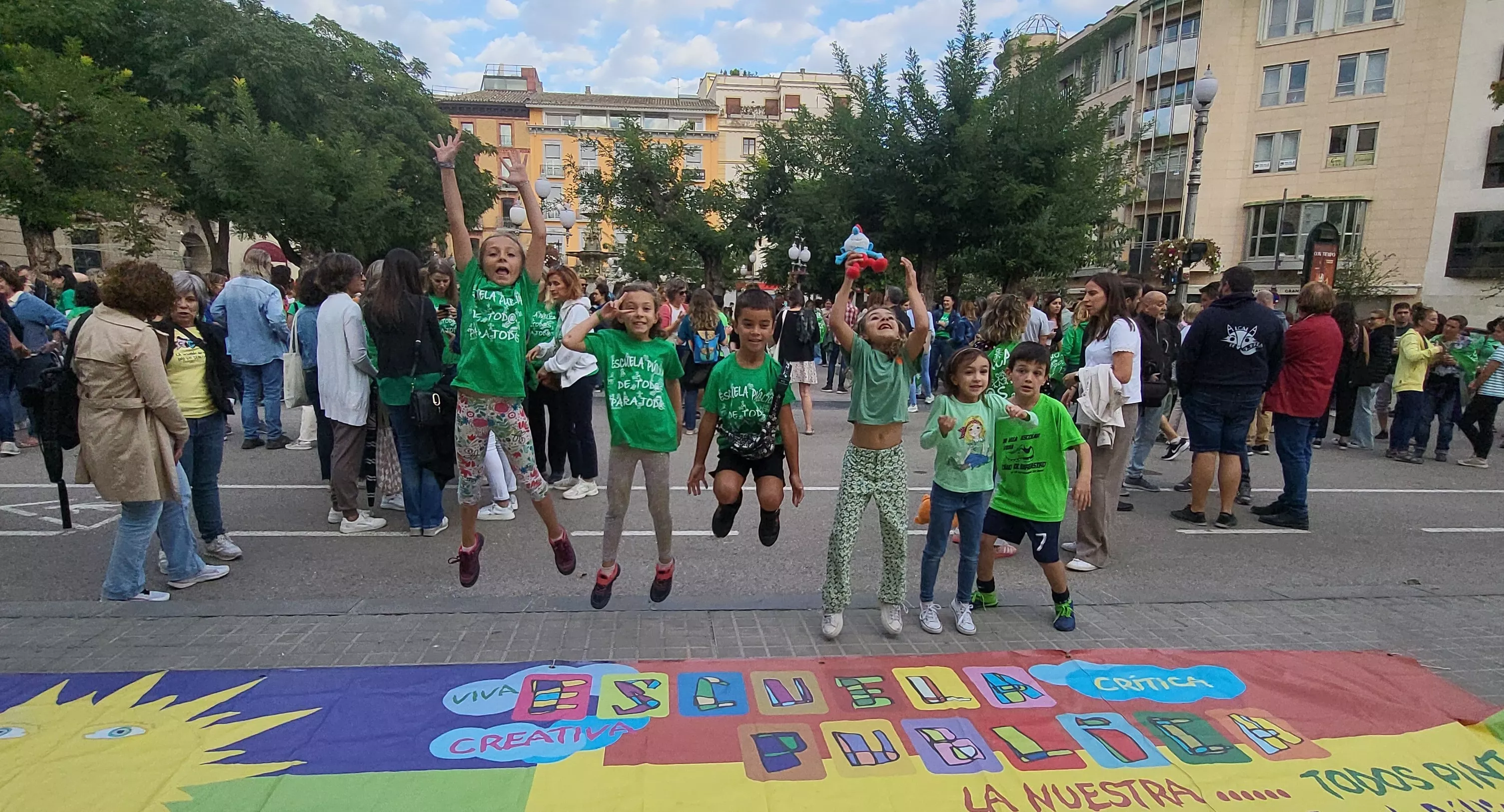 Concentración en Huesca en defensa de la escuela pública. Foto Mercedes Manterola