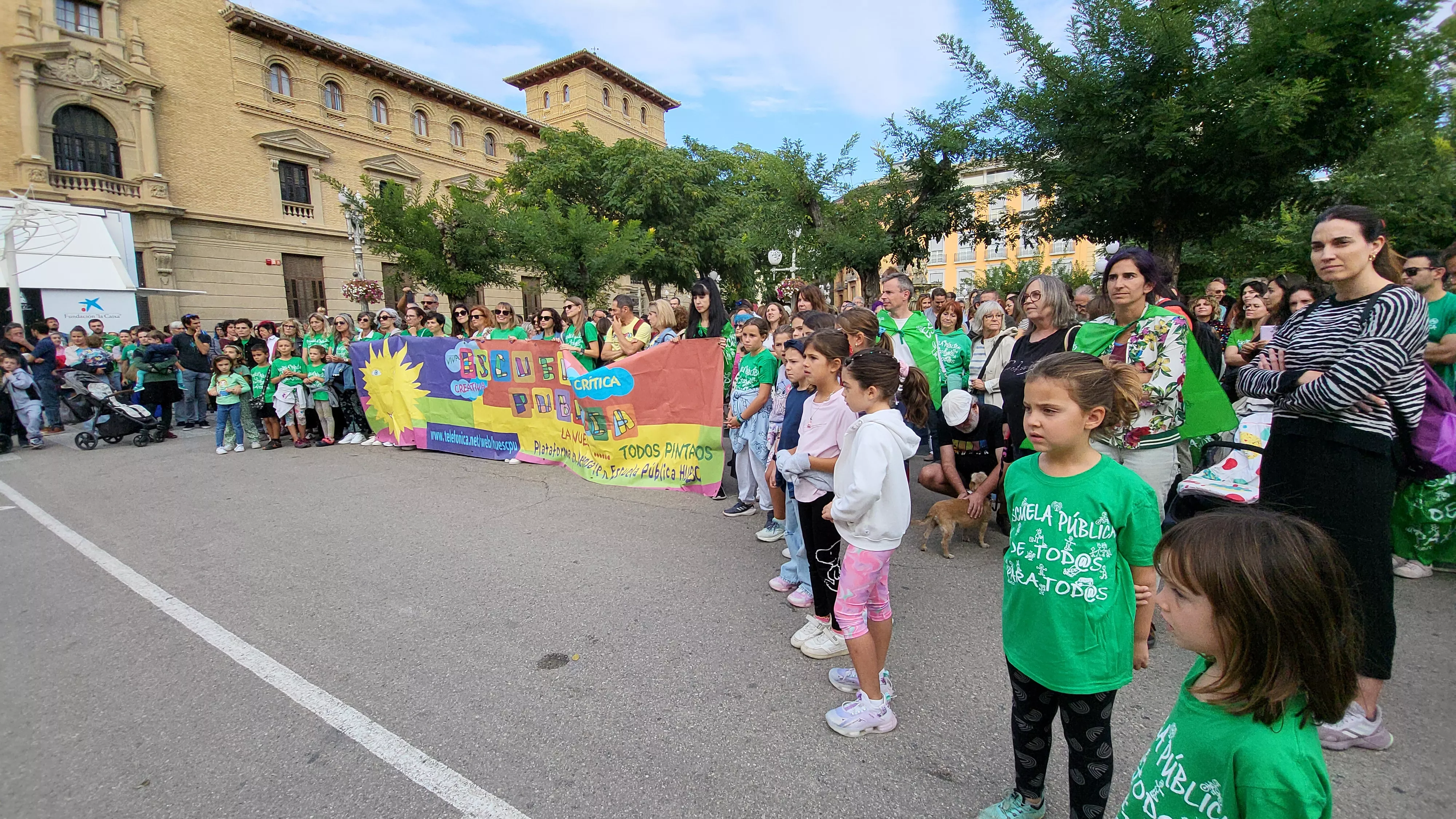 Concentración en Huesca en defensa de la escuela pública. Foto Mercedes Manterola