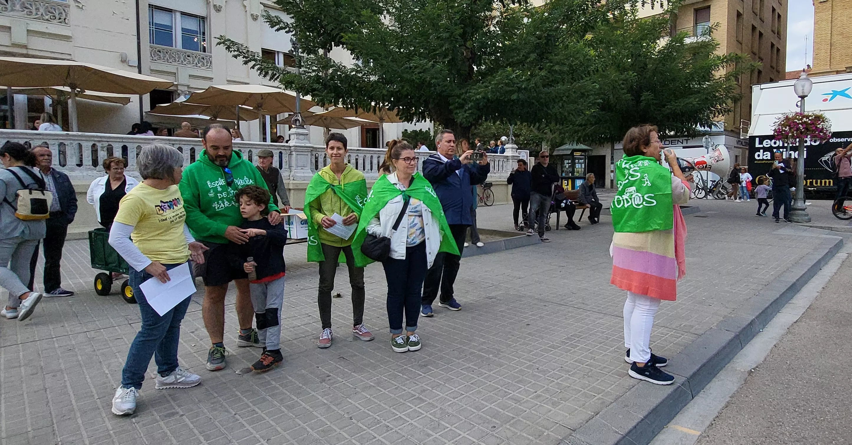 Concentración en Huesca en defensa de la escuela pública. Foto Mercedes Manterola