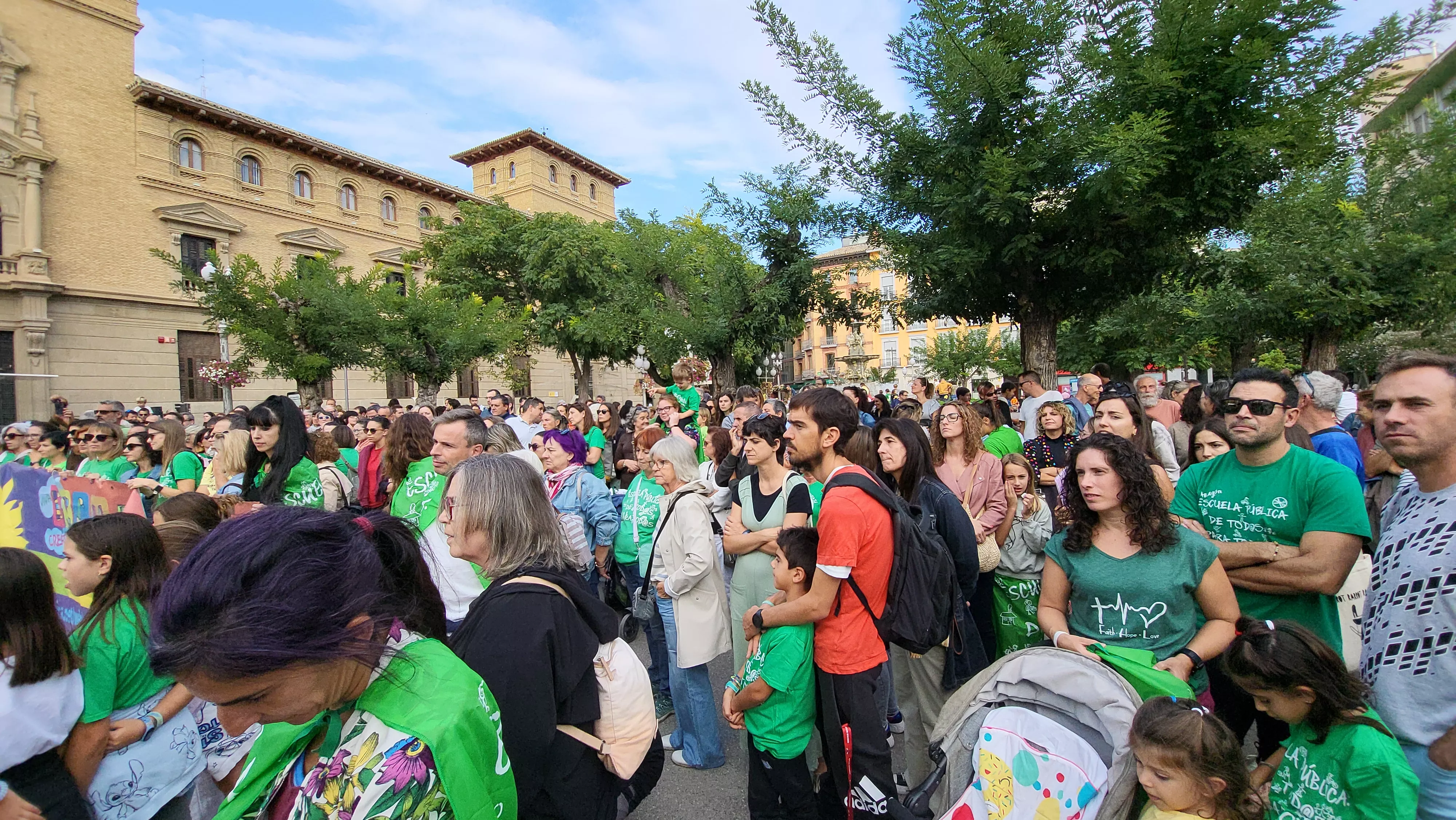 Concentración en Huesca en defensa de la escuela pública. Foto Mercedes Manterola
