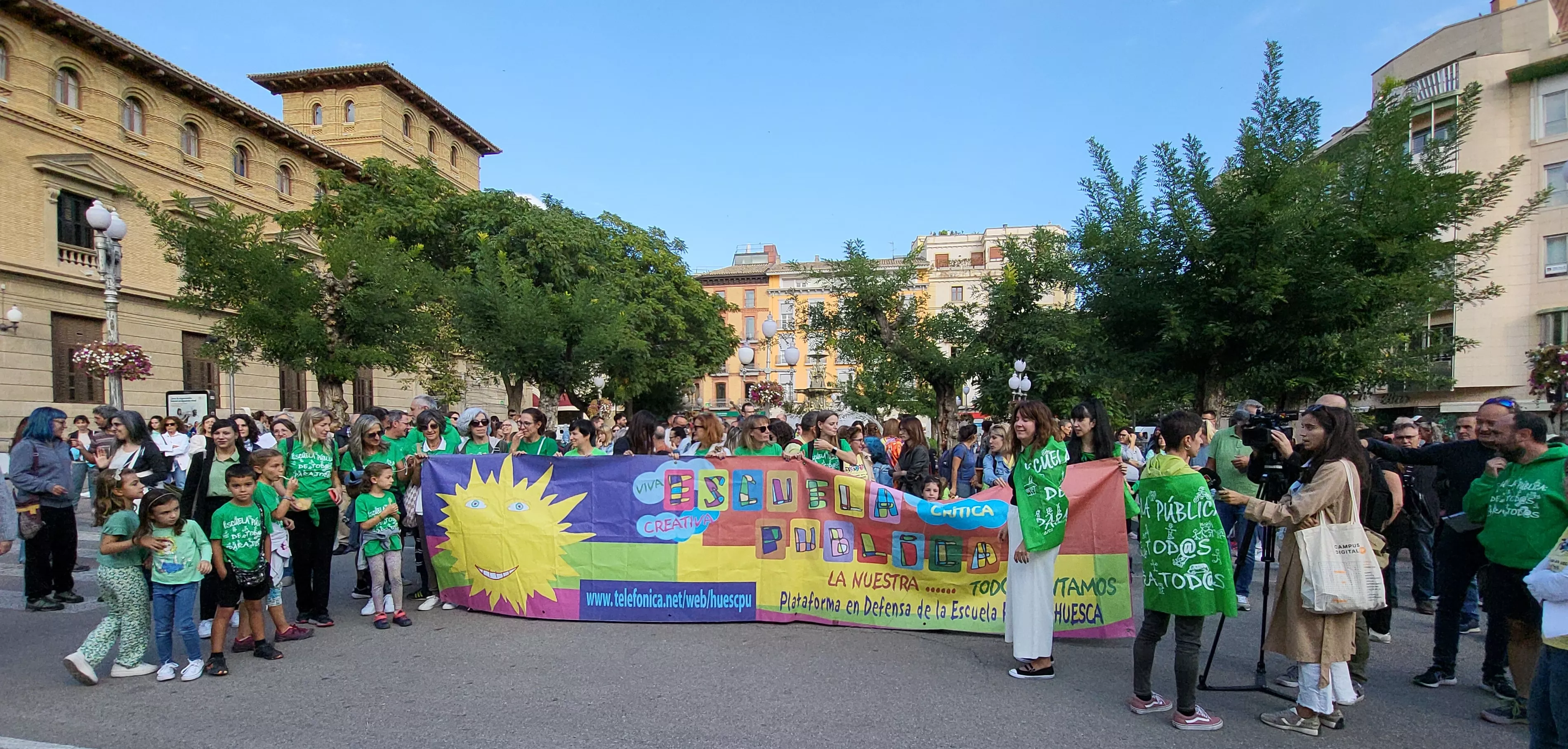 Concentración en Huesca en defensa de la escuela pública. Foto Mercedes Manterola