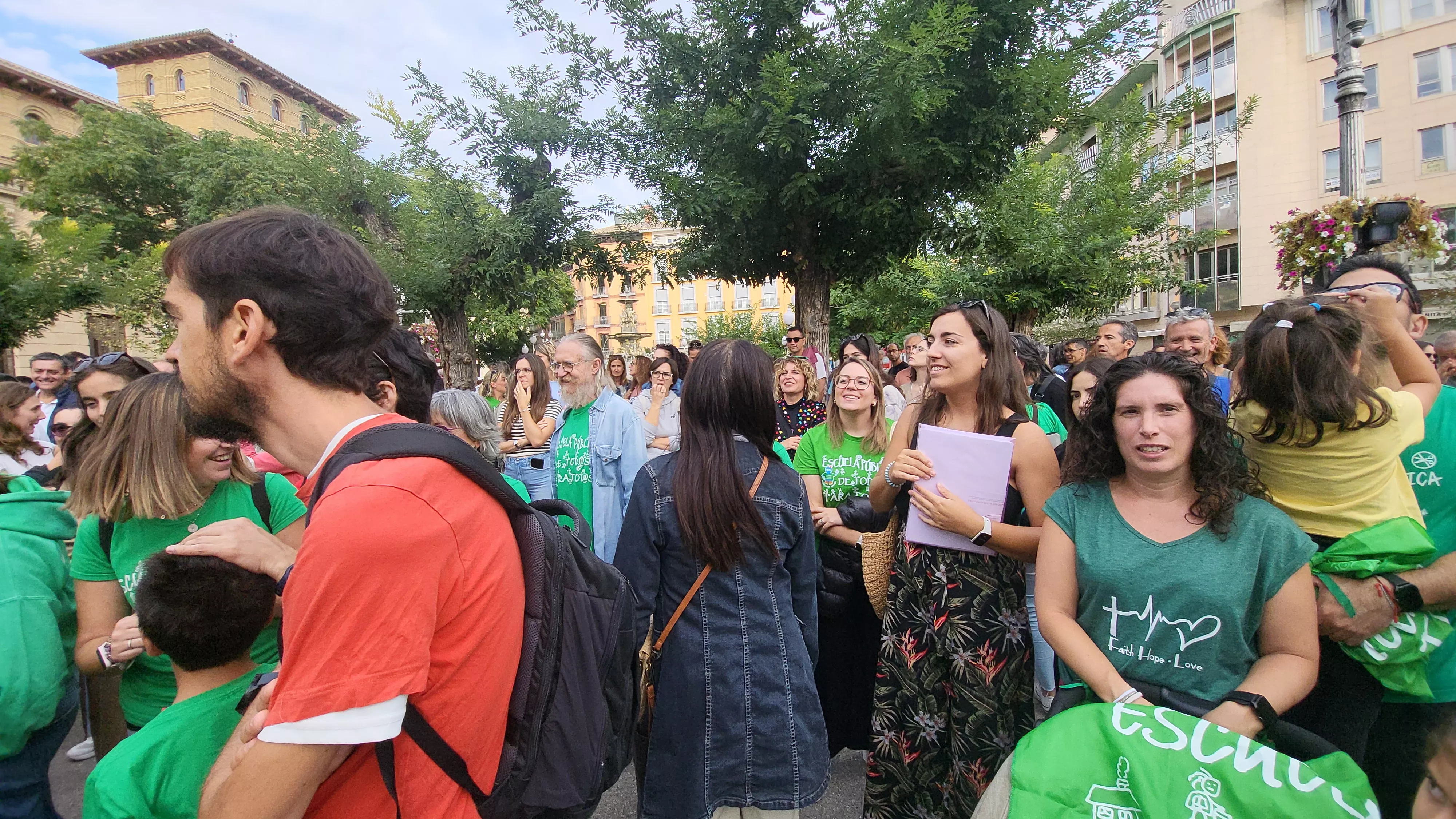 Concentración en Huesca en defensa de la escuela pública. Foto Mercedes Manterola