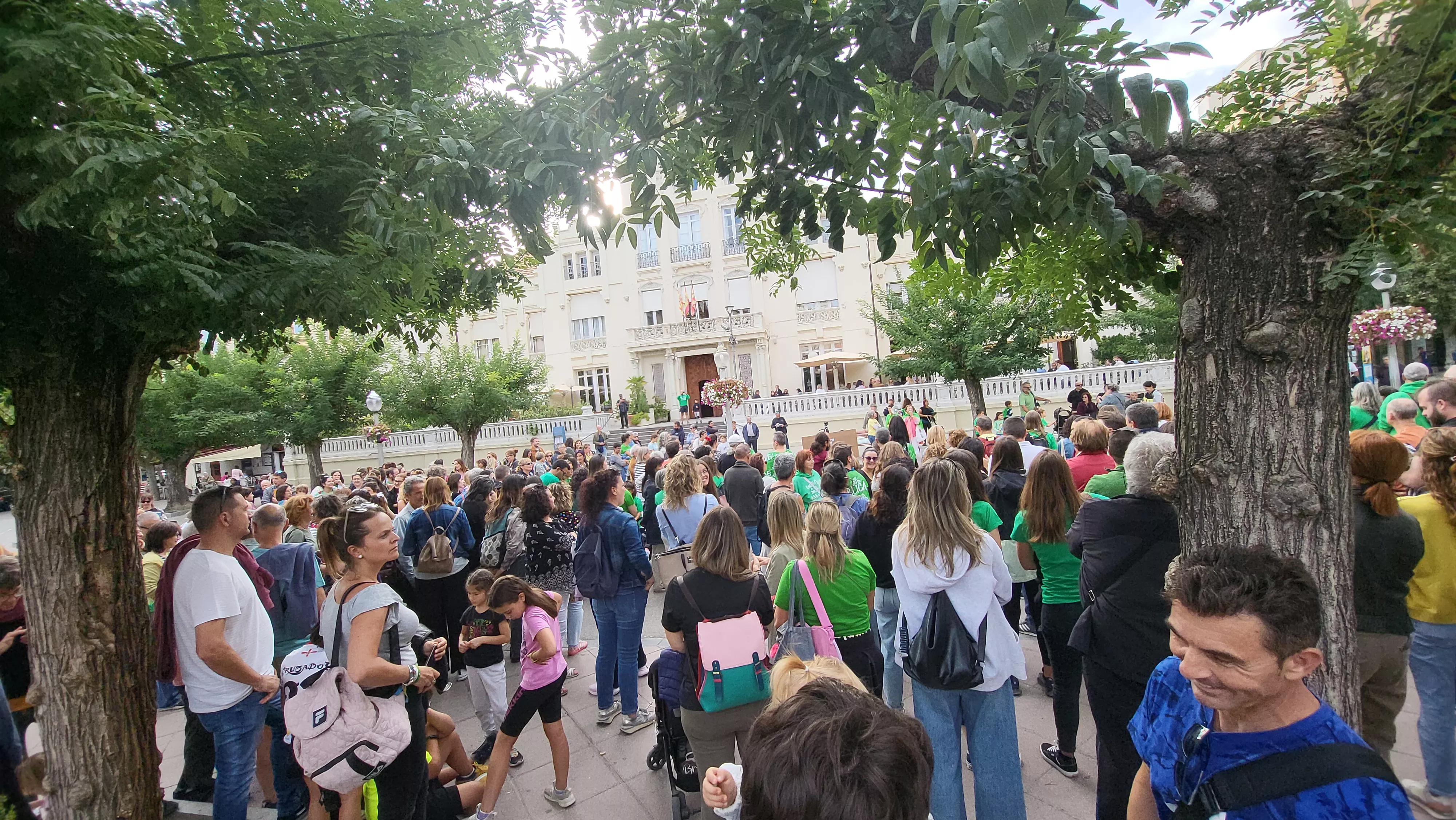 Concentración en Huesca en defensa de la escuela pública. Foto Mercedes Manterola