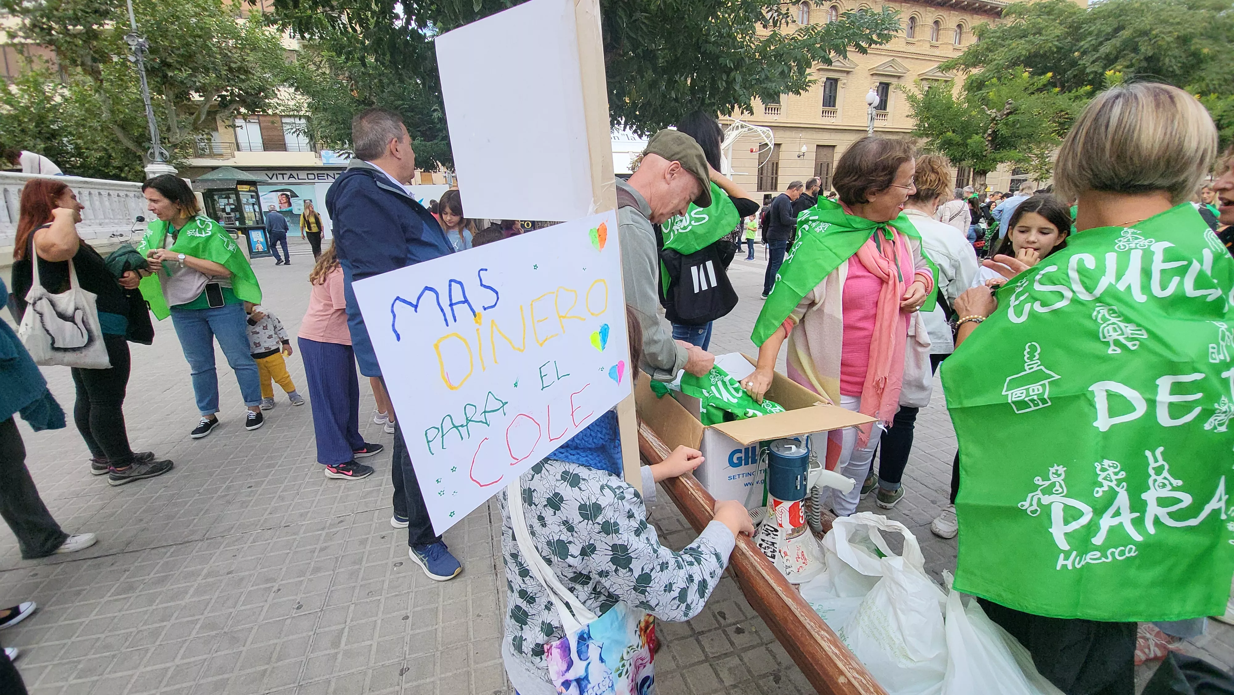 Concentración en Huesca en defensa de la escuela pública. Foto Mercedes Manterola