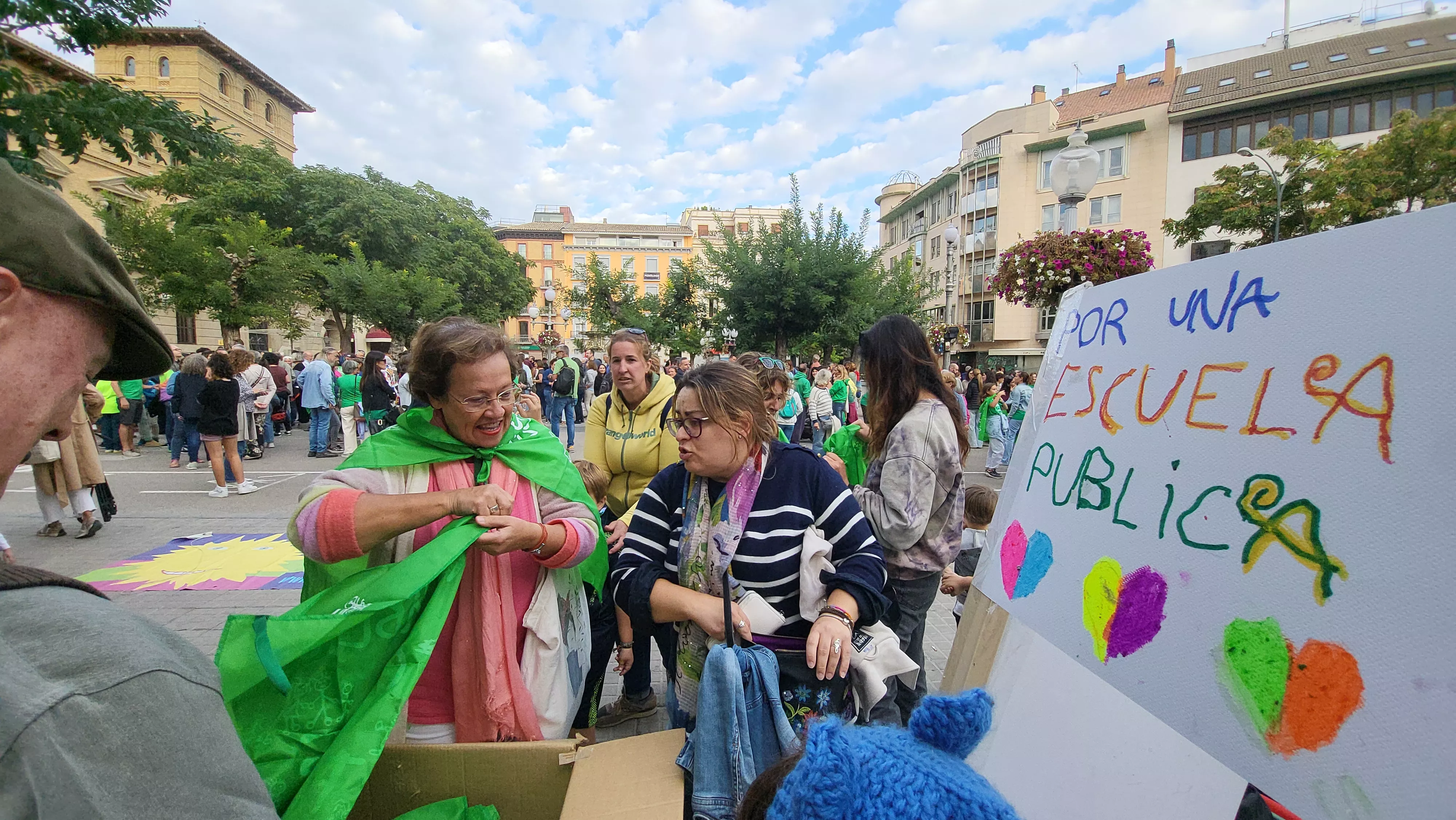 Concentración en Huesca en defensa de la escuela pública. Foto Mercedes Manterola