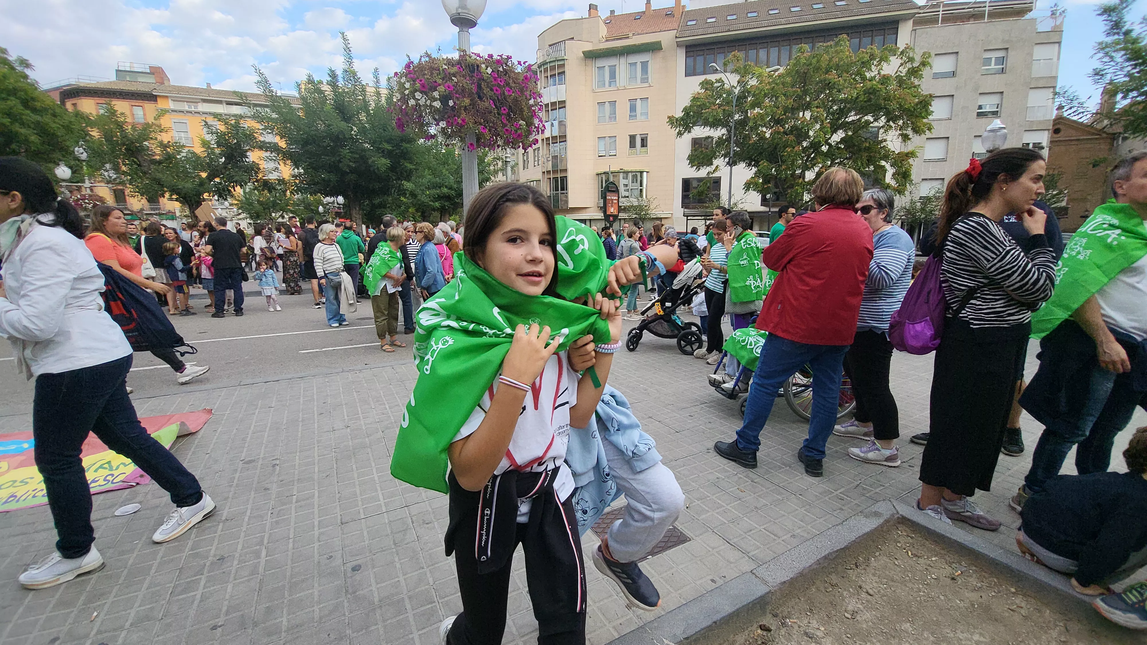 Concentración en Huesca en defensa de la escuela pública. Foto Mercedes Manterola