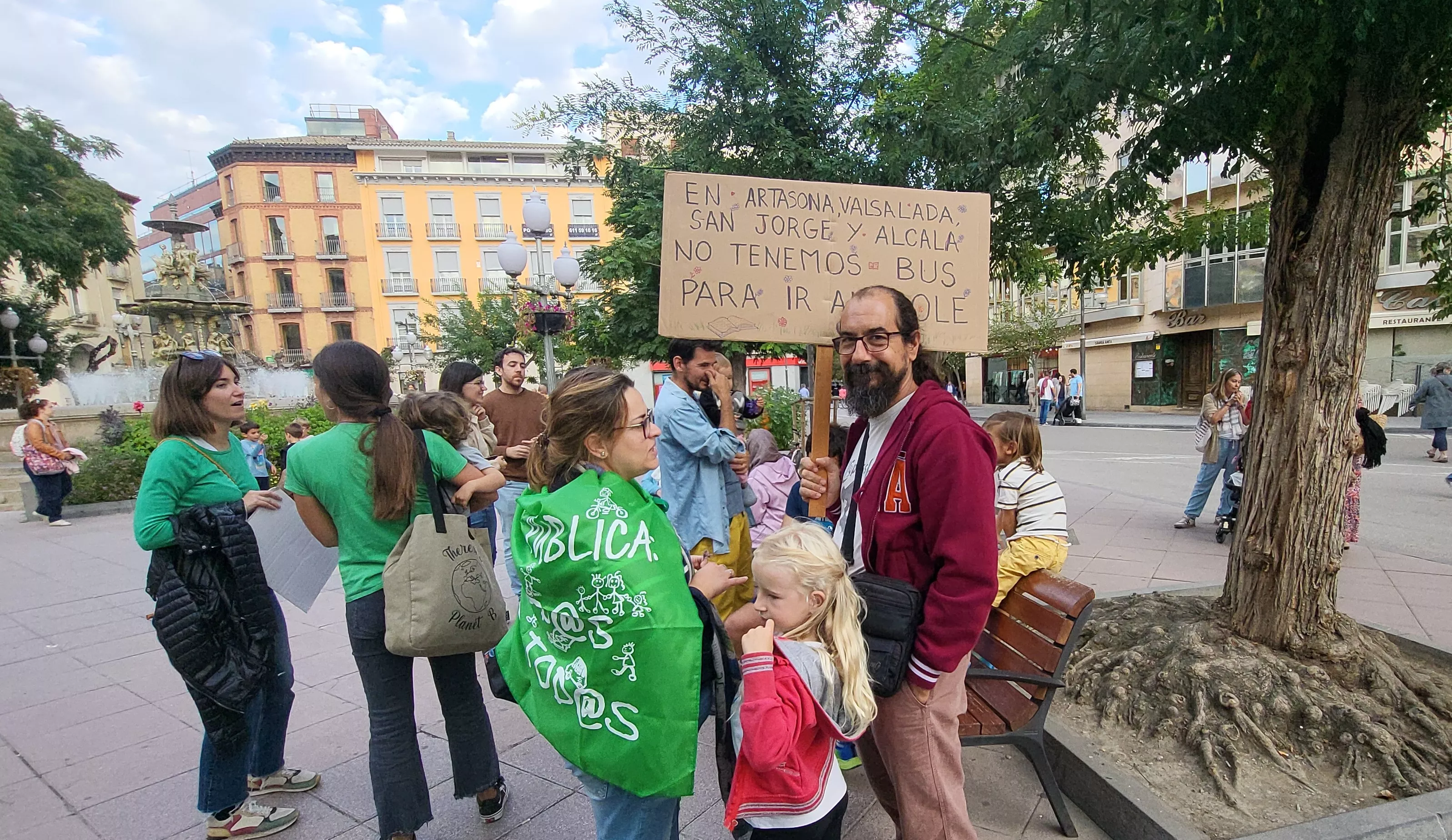 Concentración en Huesca en defensa de la escuela pública. Foto Mercedes Manterola