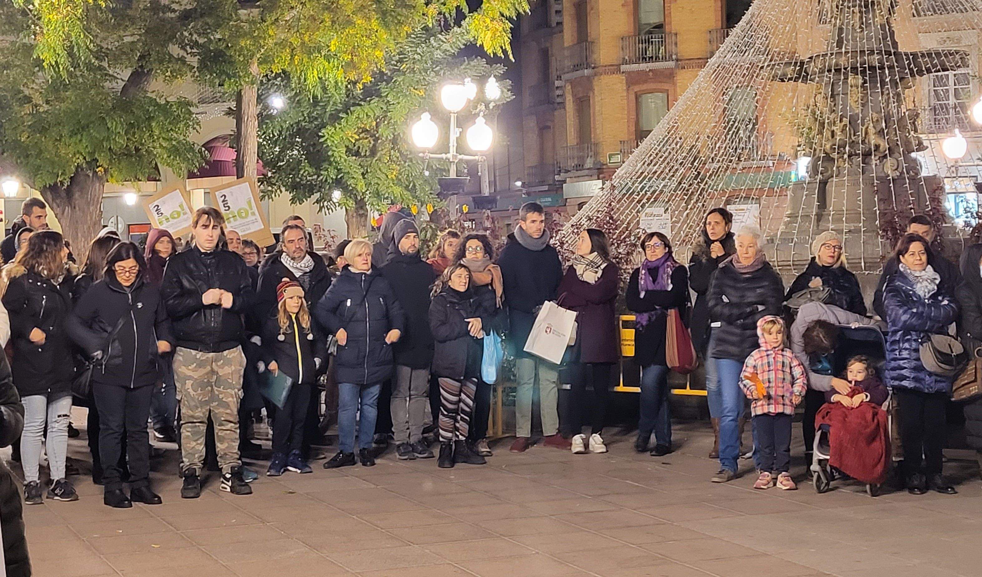 Concentración por el fin de la violencia contra las mujeres en Huesca