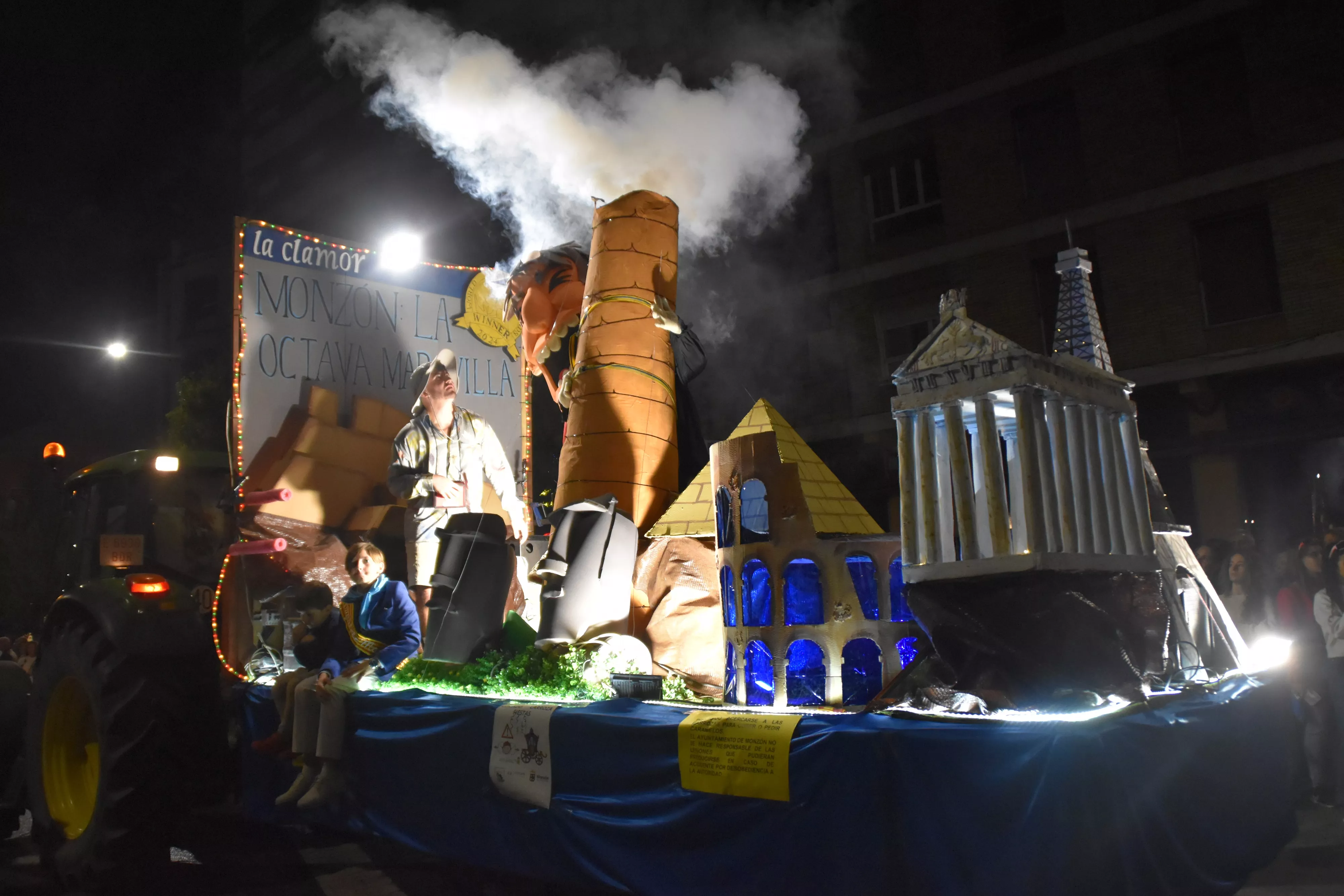Concurso de carrozas en la primera jornada de las fiestas de Monzón.