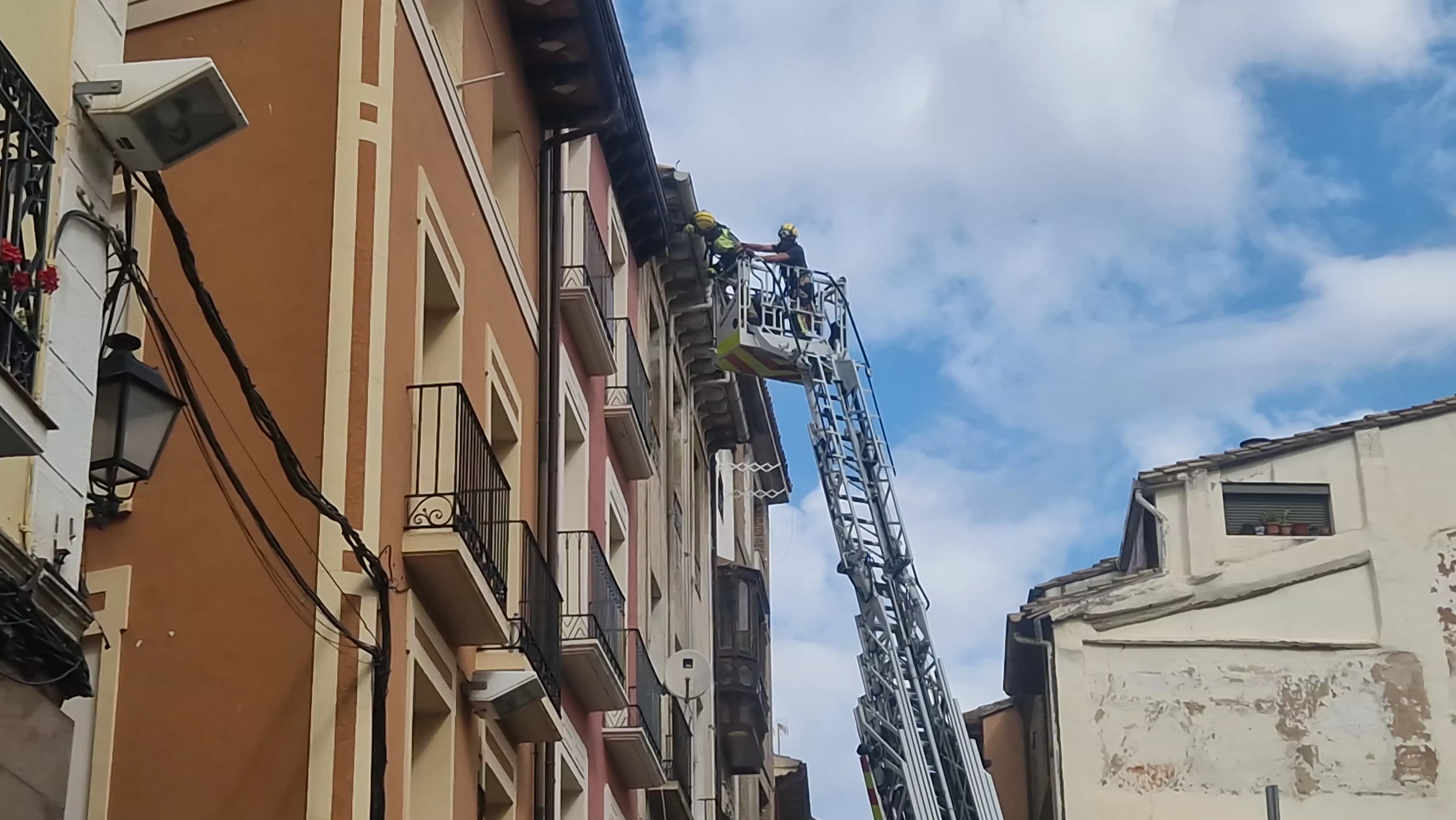 Los Bomberos de Huesca en la calle Ramiro el Monje. Foto Myriam Martínez