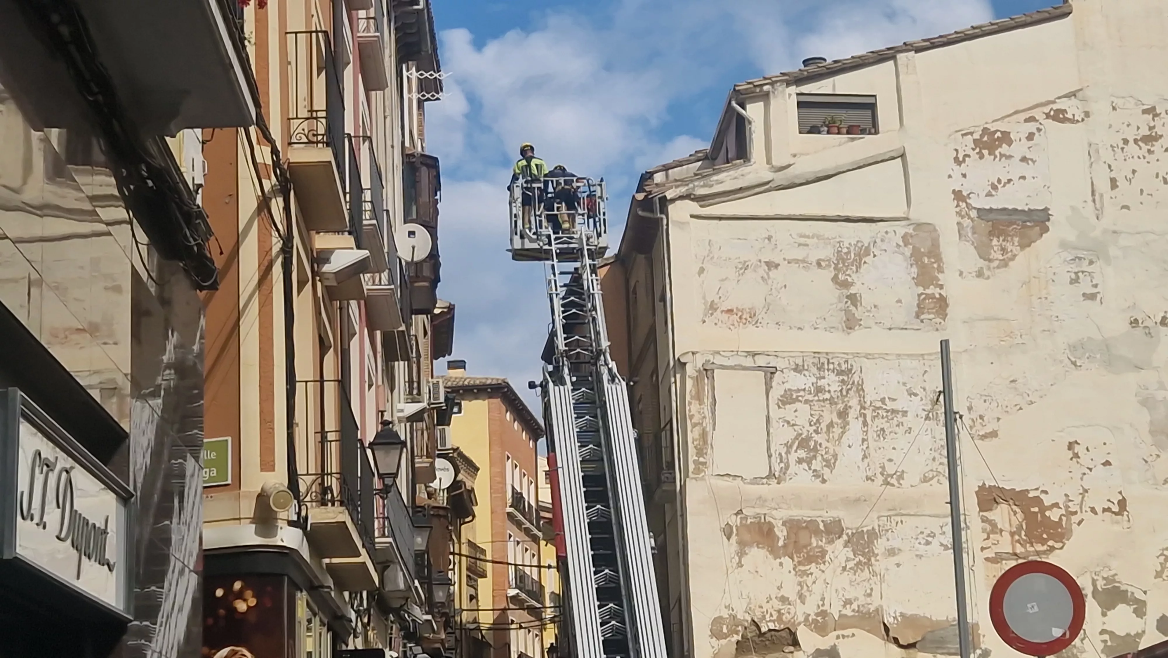 Los Bomberos de Huesca en la calle Ramiro el Monje. Foto Myriam Martínez