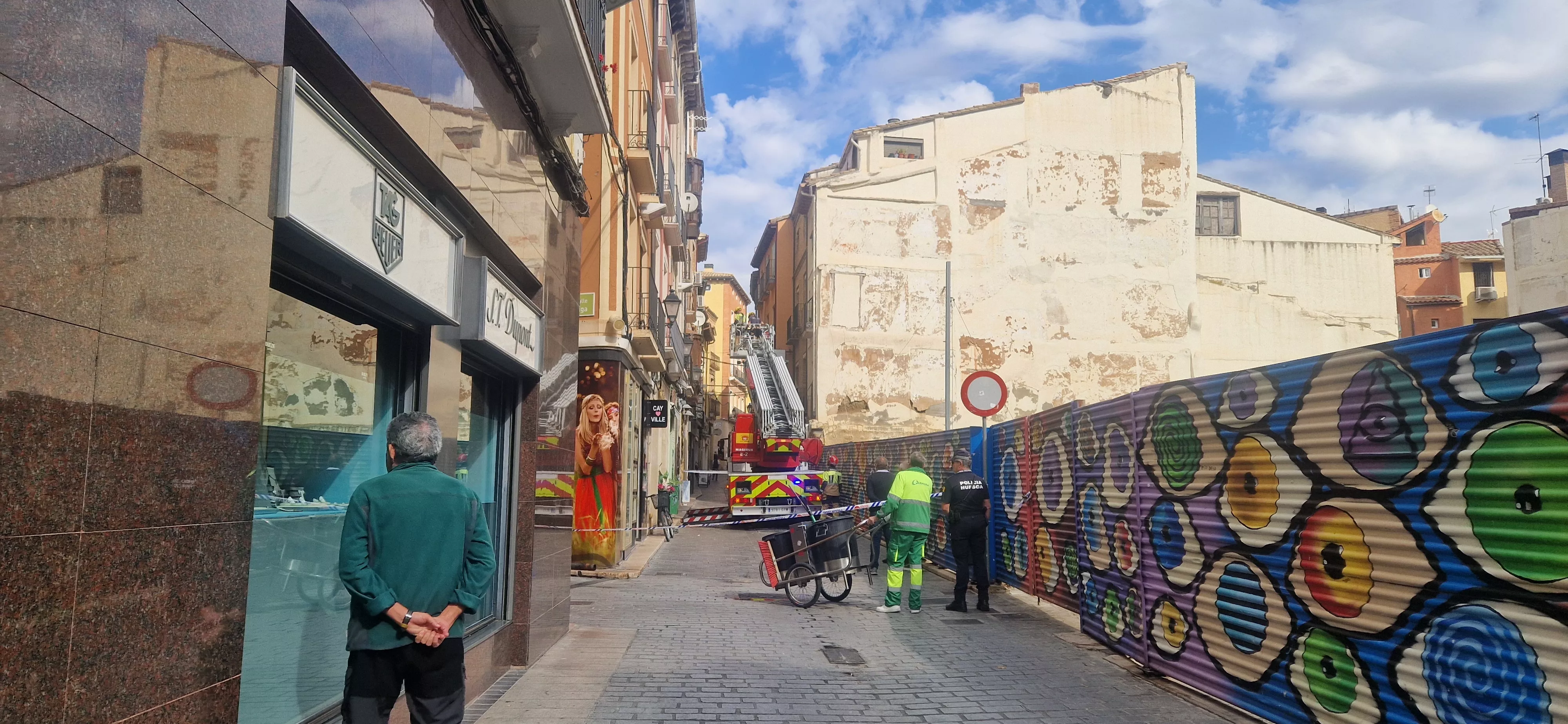 Los Bomberos de Huesca en la calle Ramiro el Monje. Foto Myriam Martínez