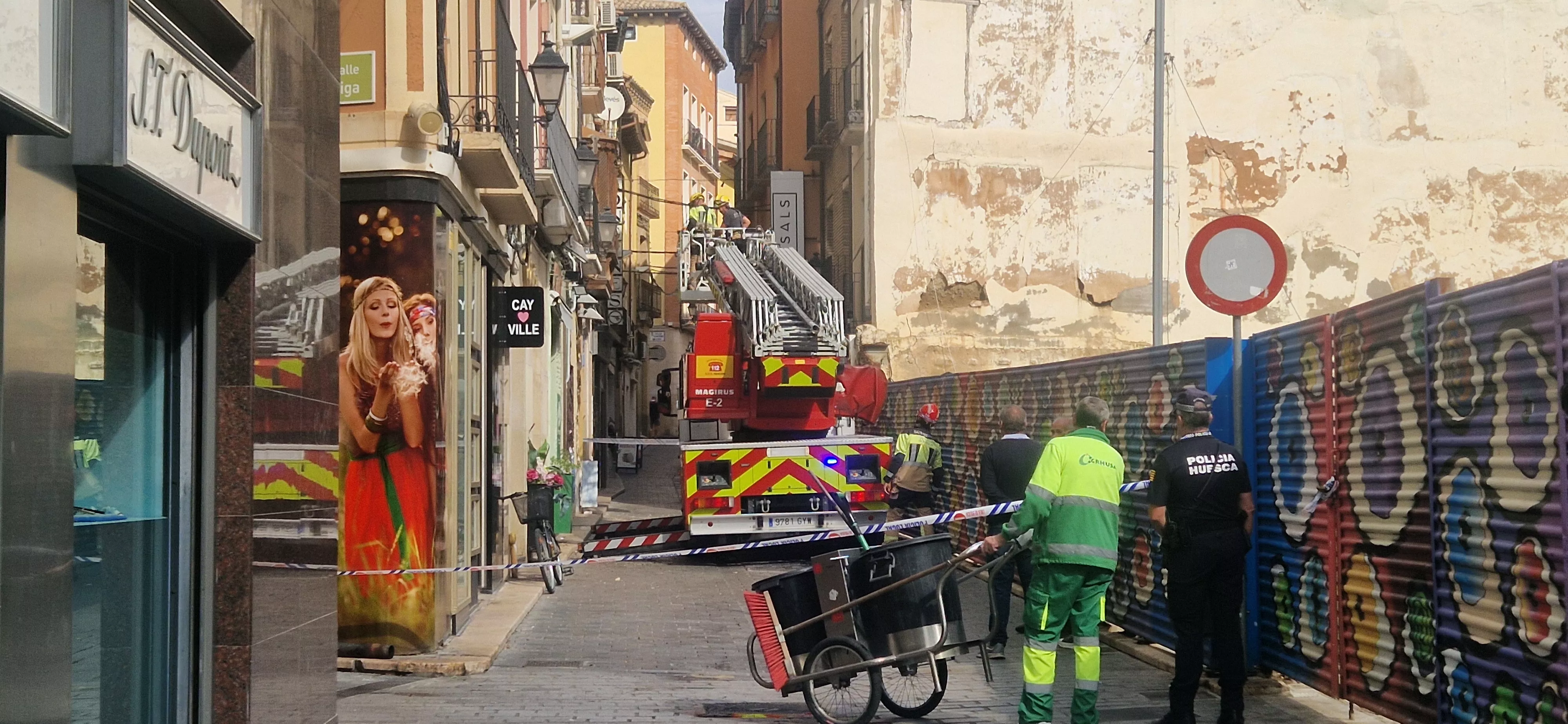 Los Bomberos de Huesca en la calle Ramiro el Monje. Foto Myriam Martínez