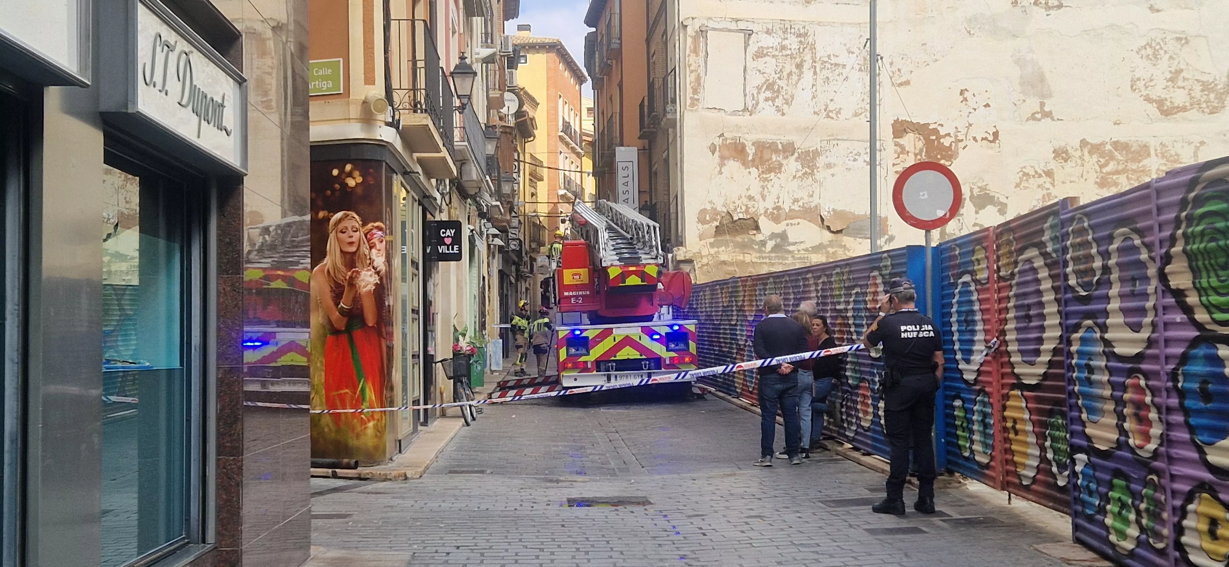 Los Bomberos de Huesca en la calle Ramiro el Monje. Foto Myriam Martínez