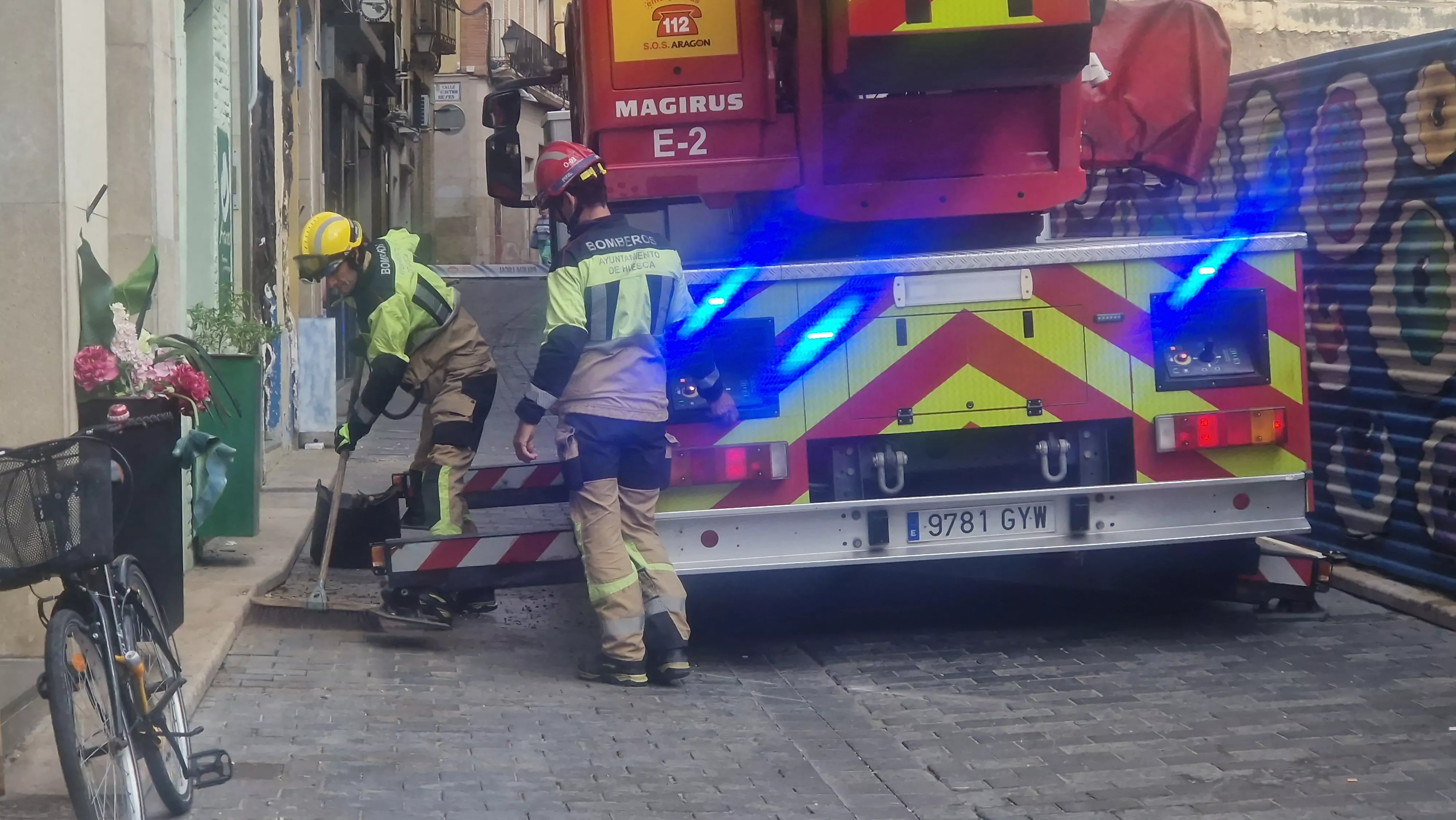 Los Bomberos de Huesca en la calle Ramiro el Monje. Foto Myriam Martínez