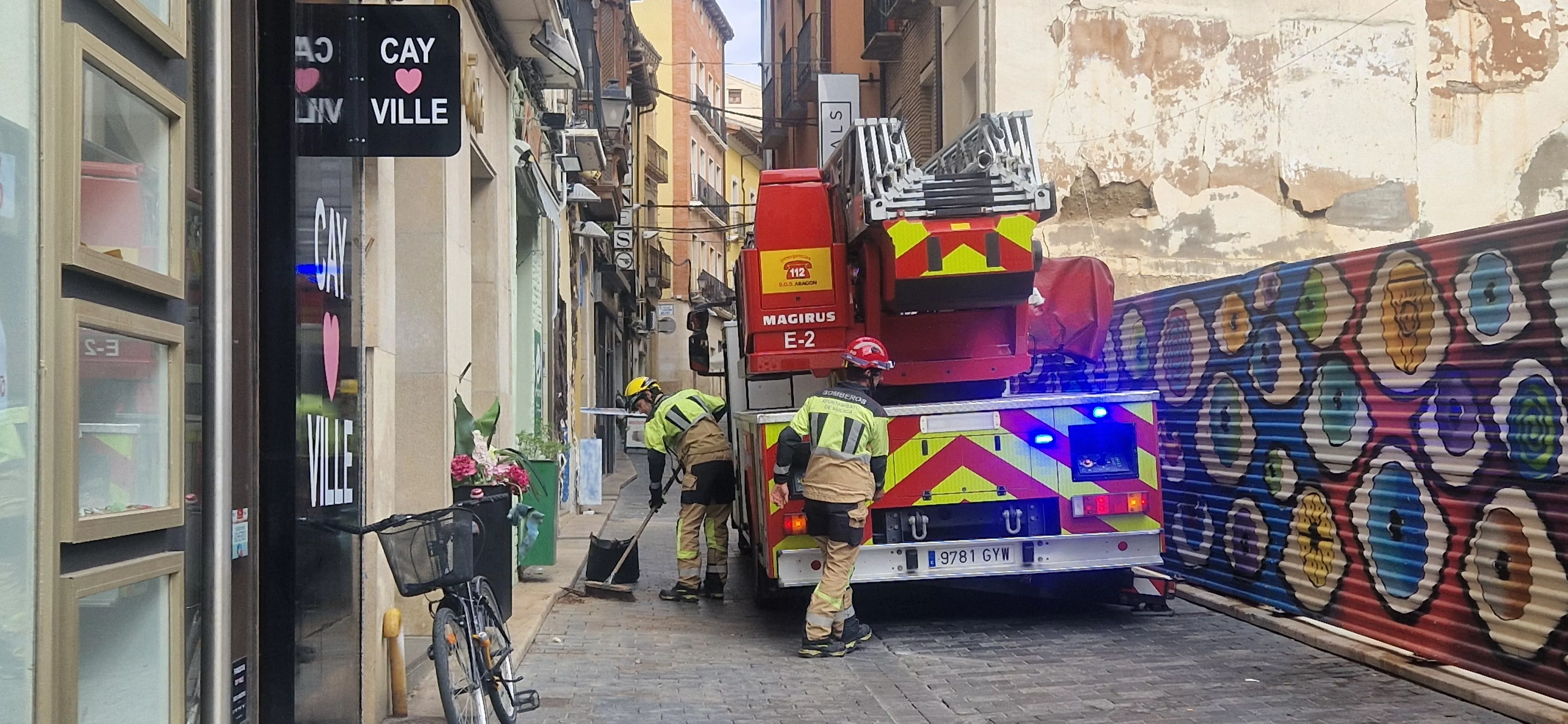 Los Bomberos de Huesca en la calle Ramiro el Monje. Foto Myriam Martínez
