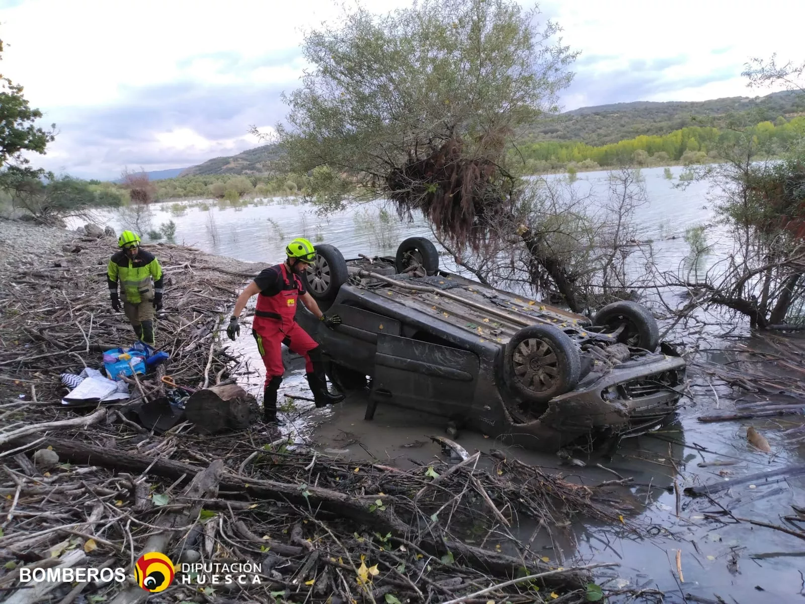 Una conductora, herida al caer su vehículo al embalse de Barasona.