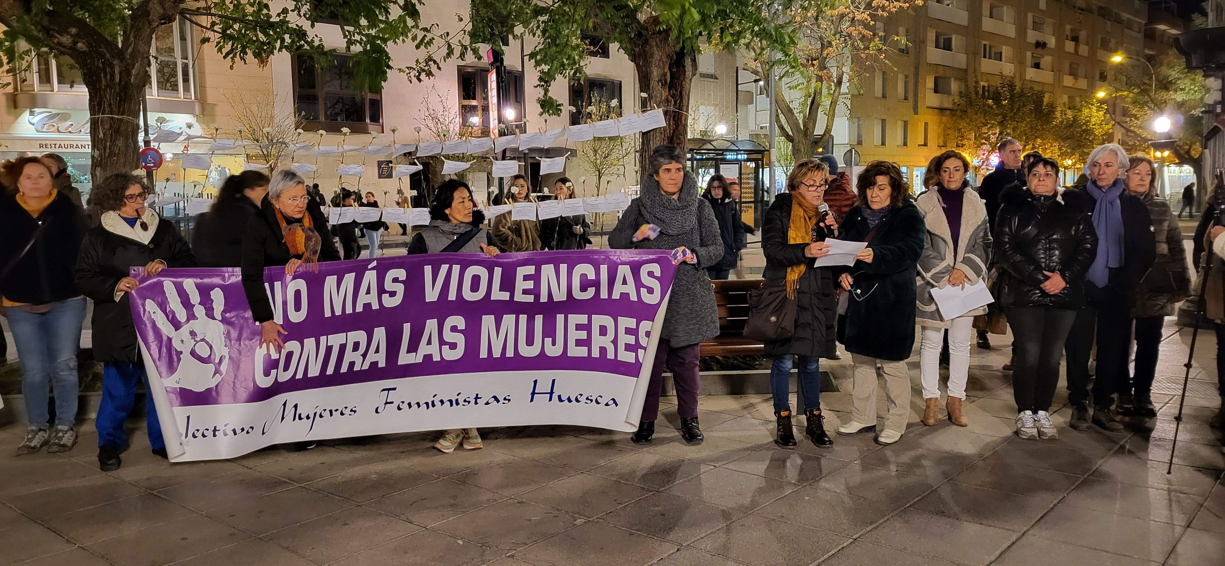 Concentración por el fin de la violencia contra las mujeres en Huesca