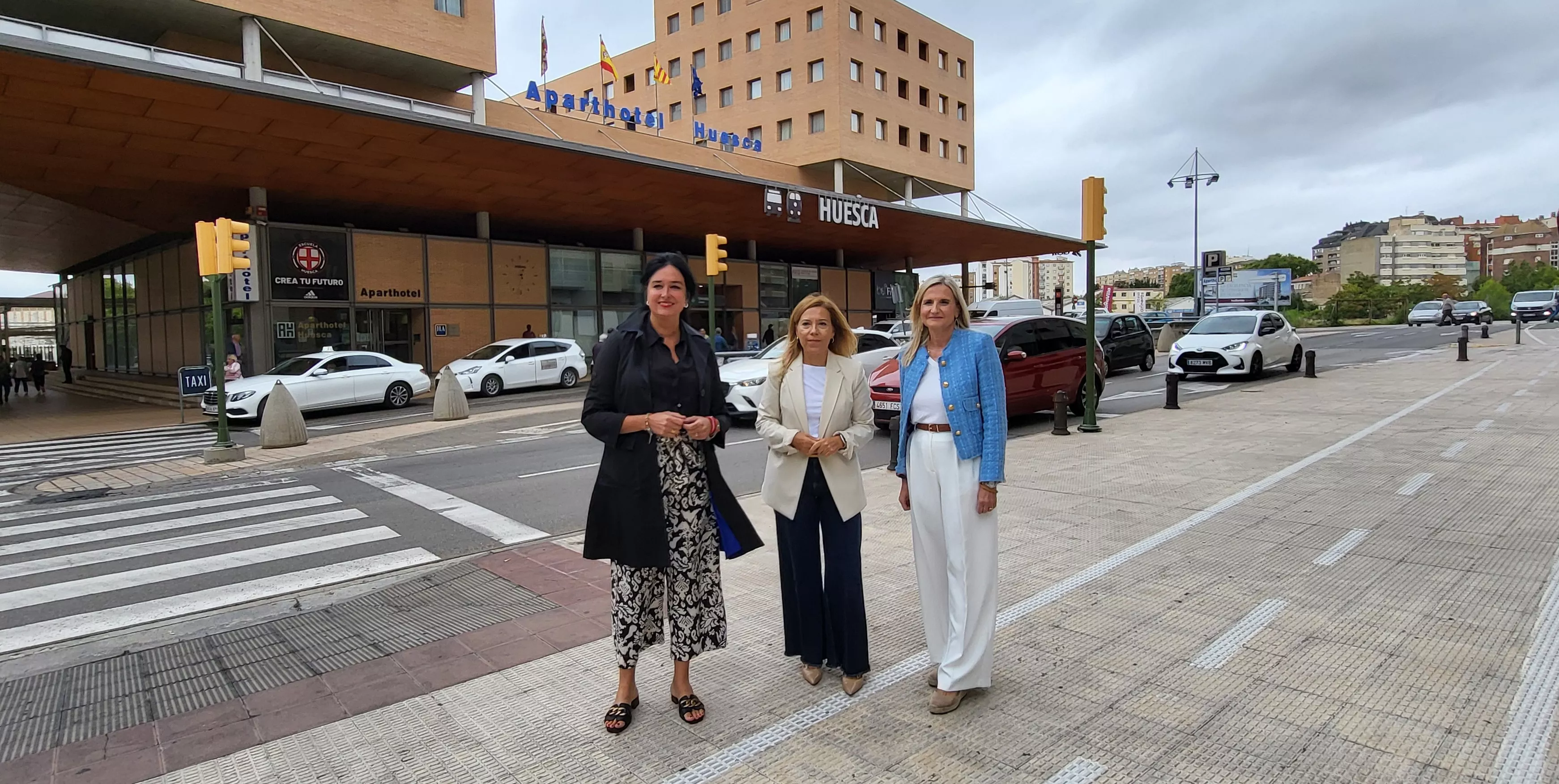 Orduna, Alós y Mur ante la estación de ferrocarril, donde han reclamado al Gobierno de España actuar ante el deterioro de la línea de AVE Huesca-Madrid.