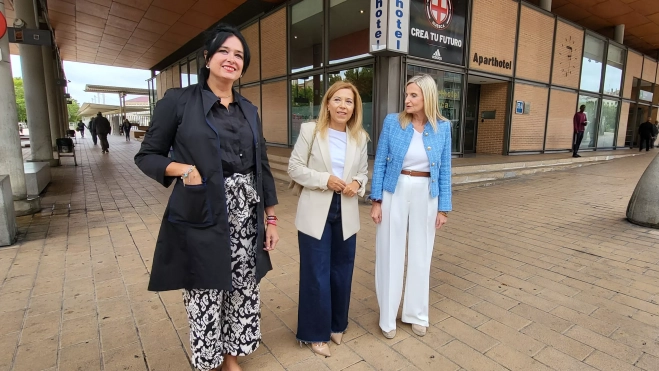 Lorena Orduna, Ana Alós y Melania Mur ante la estación de Huesca. Lorena Orduna, Ana Alós y Melania Mur ante la estación de Huesca.