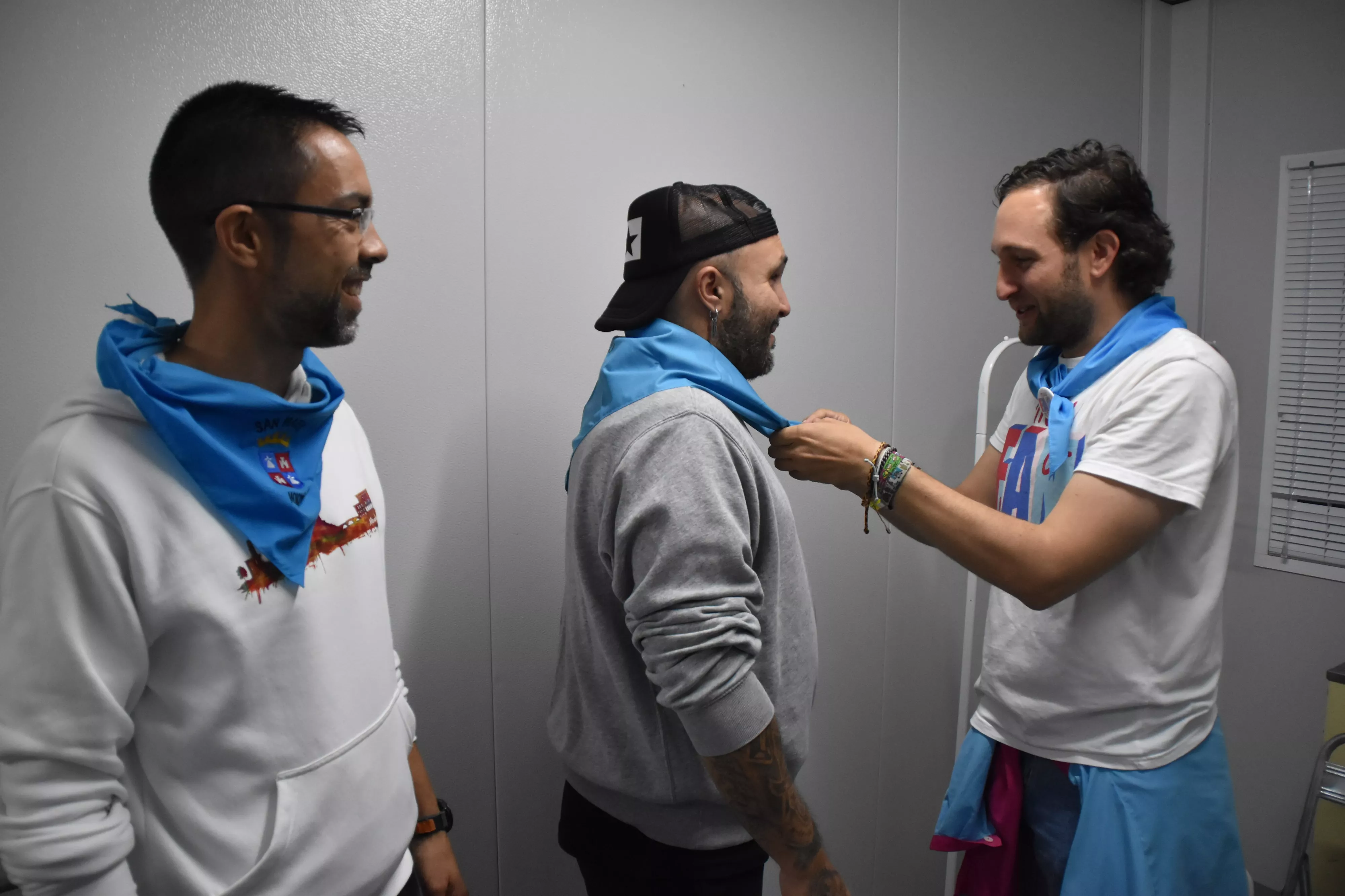 El alcalde de Monzón le pone a Kiko Rivera la pañoleta de las fiestas.