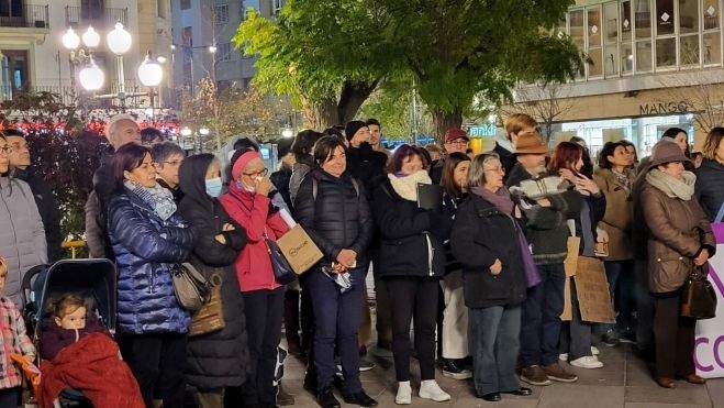 La concentración se ha celebrado en la plaza de Navarra. Foto Mercedes Manterola La concentración se ha celebrado en la plaza de Navarra. Foto Mercedes Manterola
